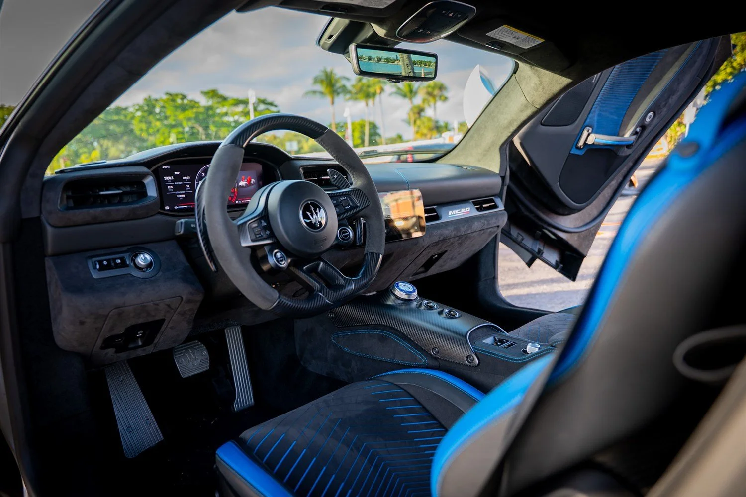 06 - maserati-mc20-interior-cabin-wide.jpg