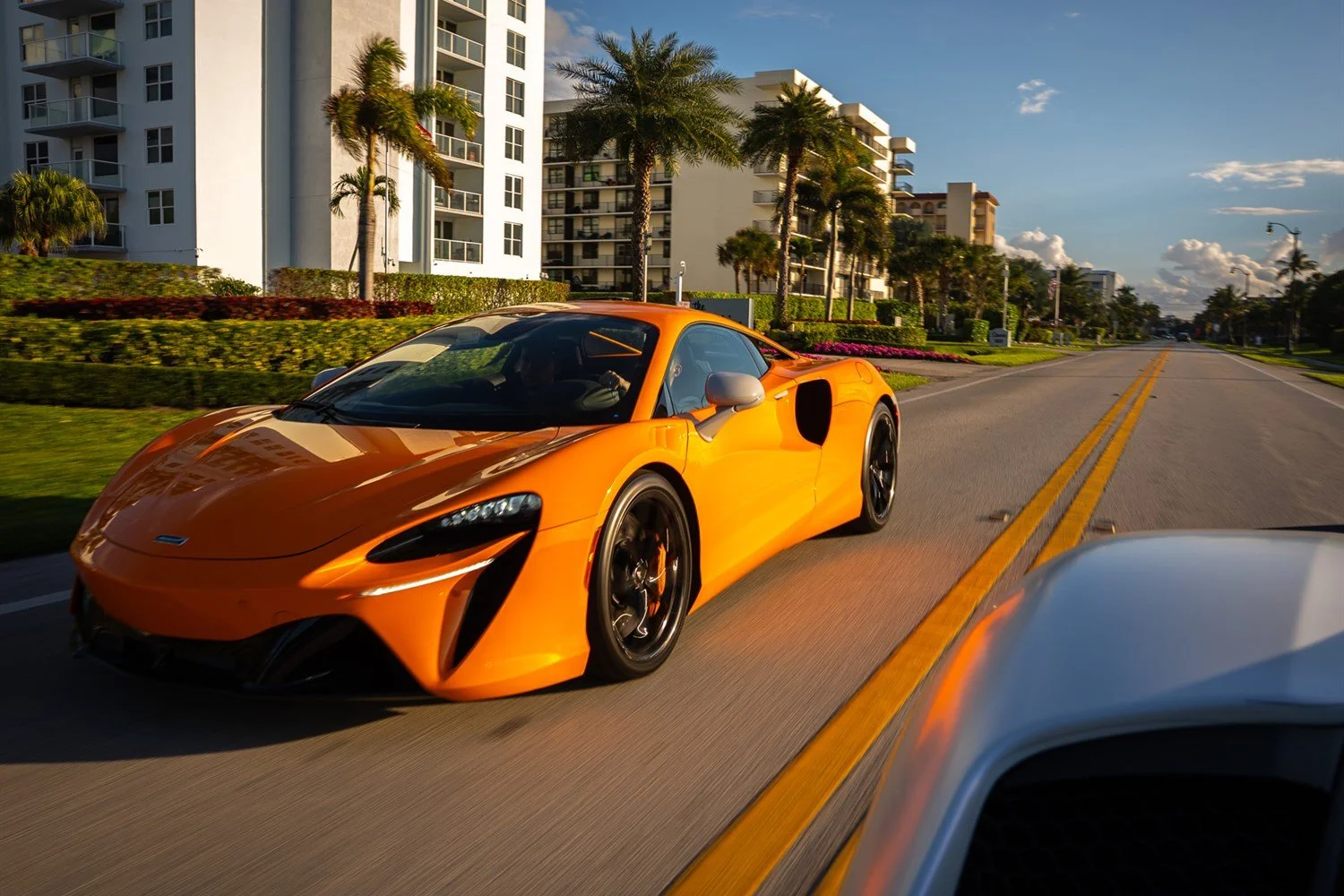 02 - mclaren-720s-front-three-quarter-motion-urban.jpg