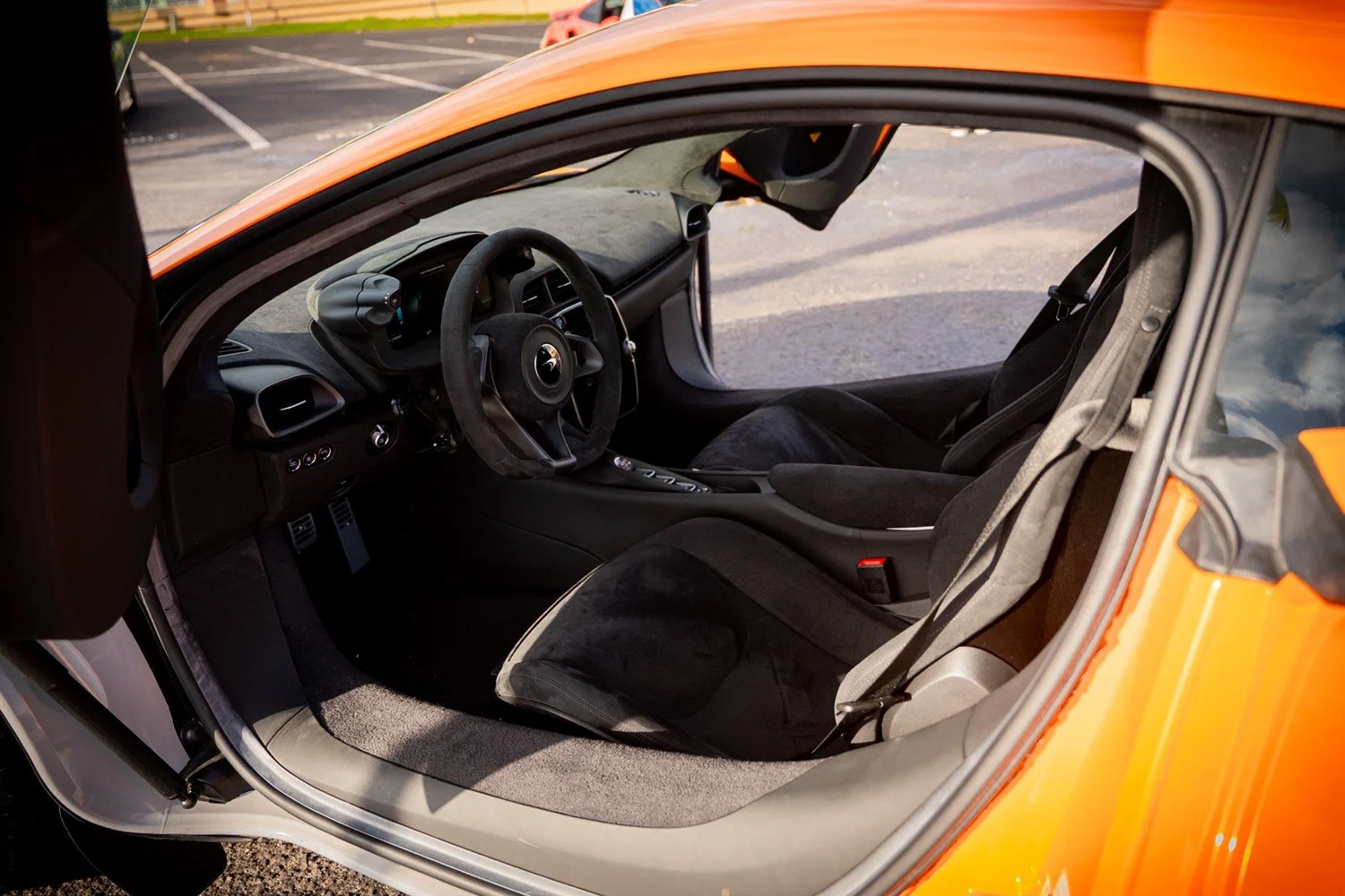 05 - mclaren-artura-interior-cabin-wide.jpg