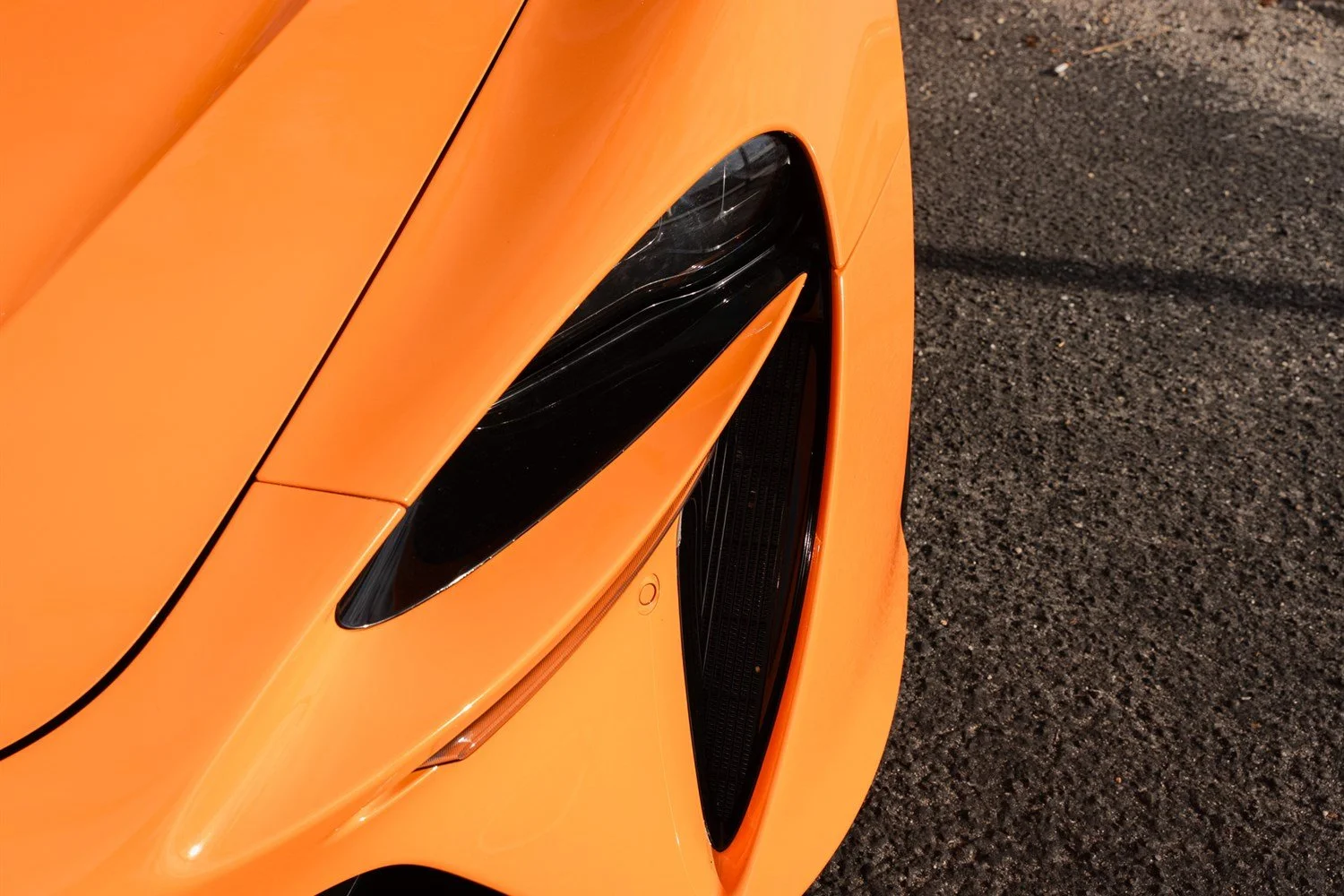 08 - mclaren-artura-headlight-aerodynamic-detail.jpg