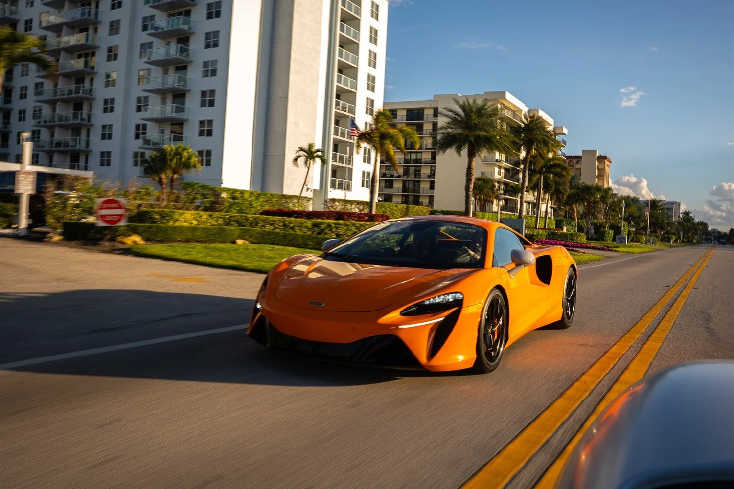 09 - mclaren-720s-front-motion-urban.jpg