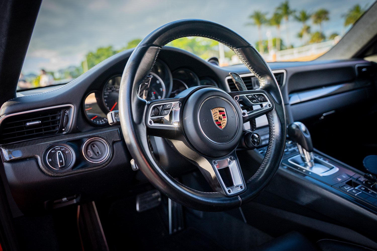 05 - porsche-911-turbo-s-interior-driver-cockpit.jpg