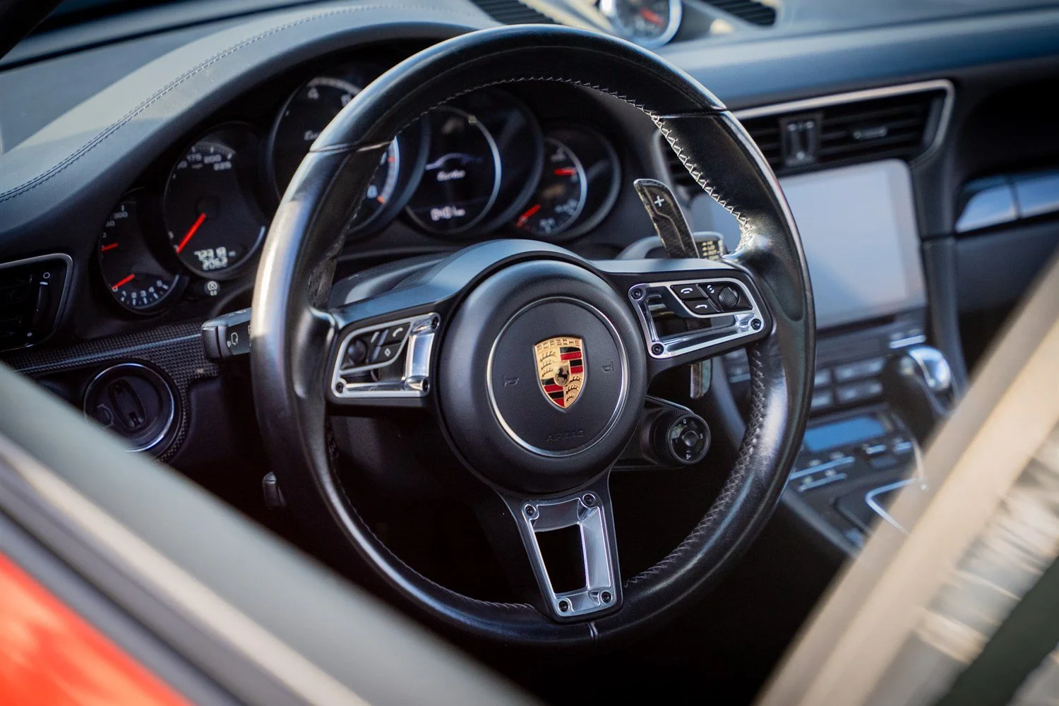 07 - porsche-911-turbo-s-interior-steering-detail.jpg