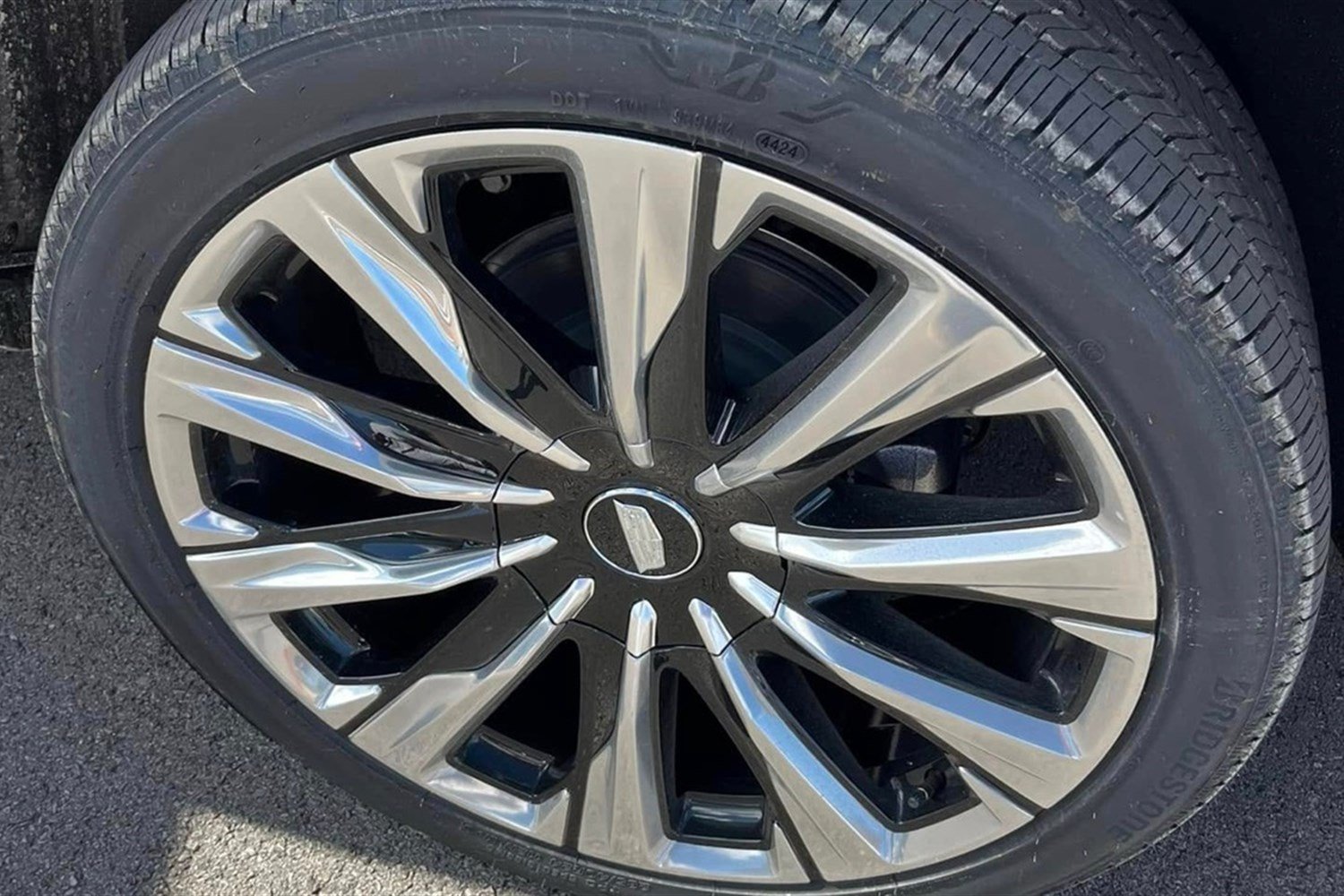 08 - escalade-esv-wheel-detail.jpg