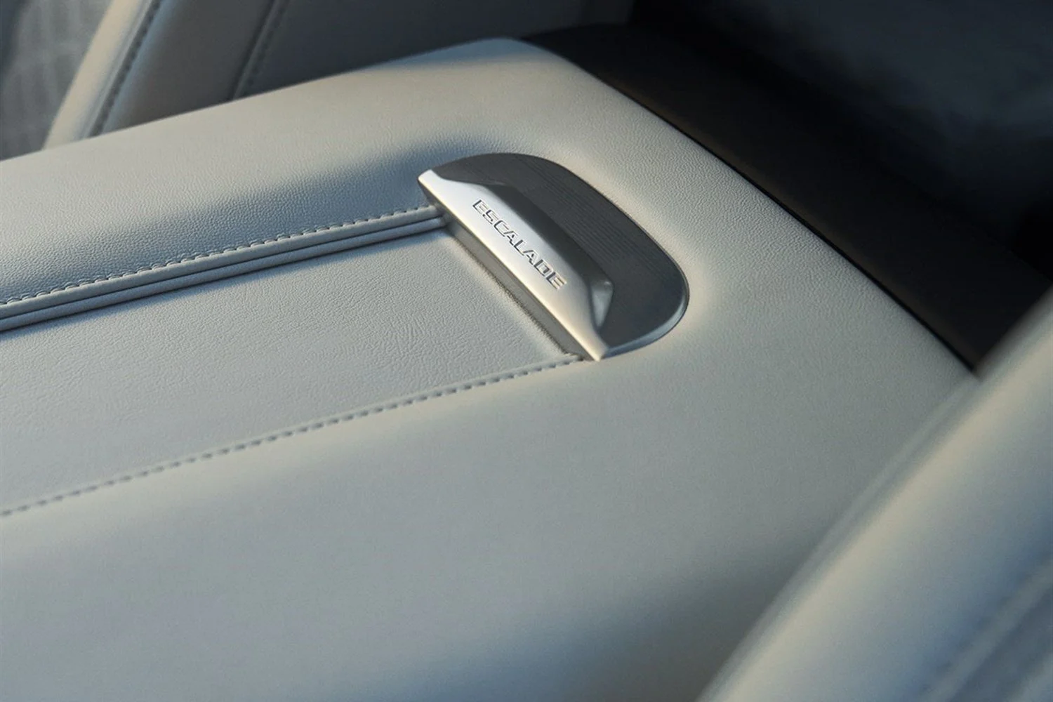 09 - escalade-esv-interior-center-console.jpg