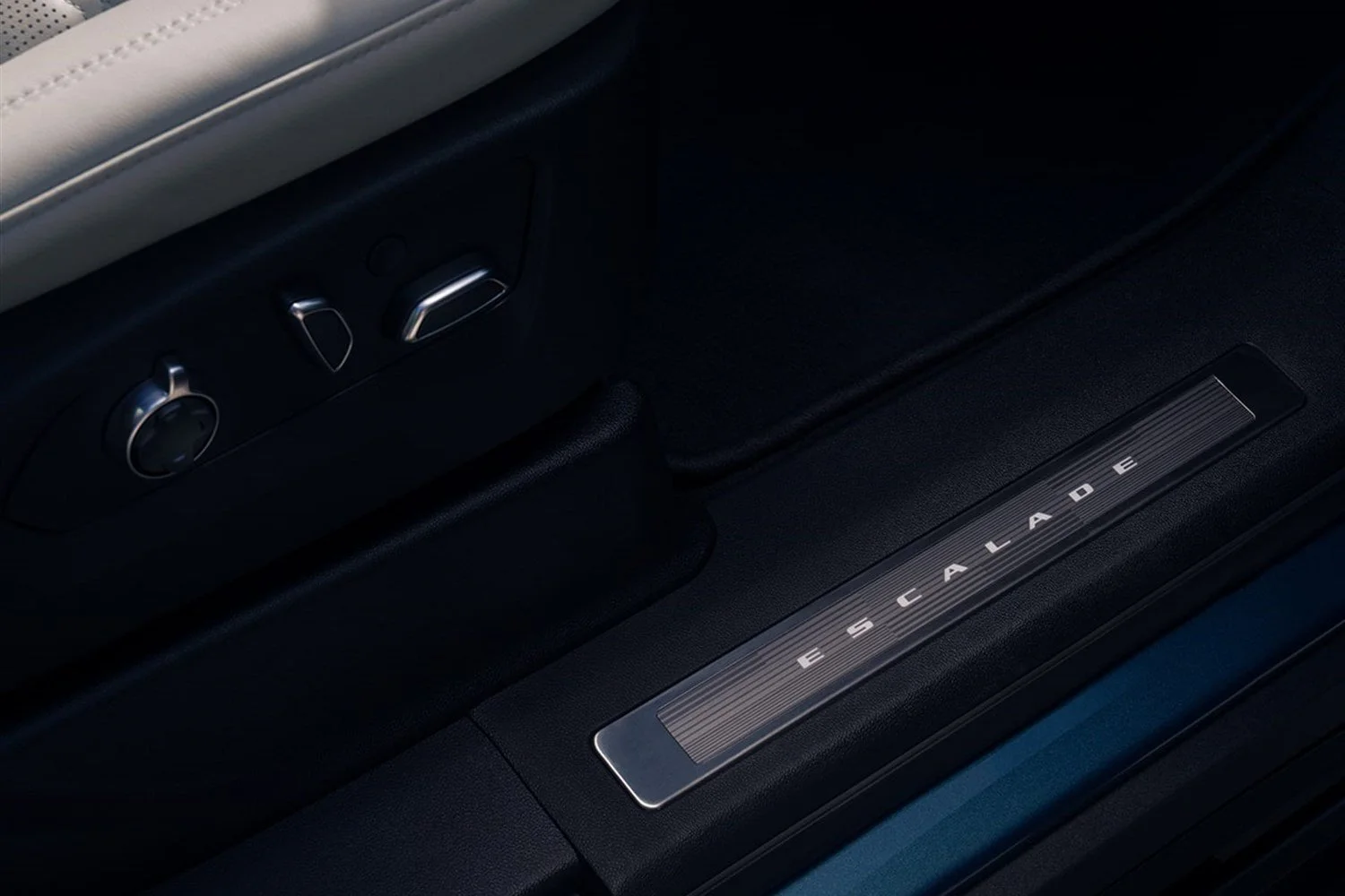 10 - escalade-esv-interior-door-sill.jpg