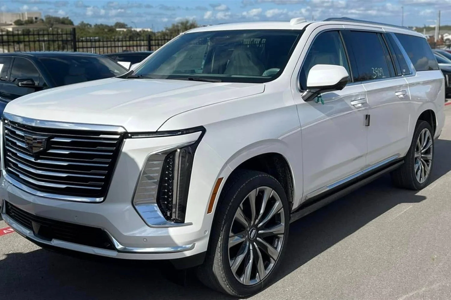 12 - escalade-esv-lifestyle-road.jpg