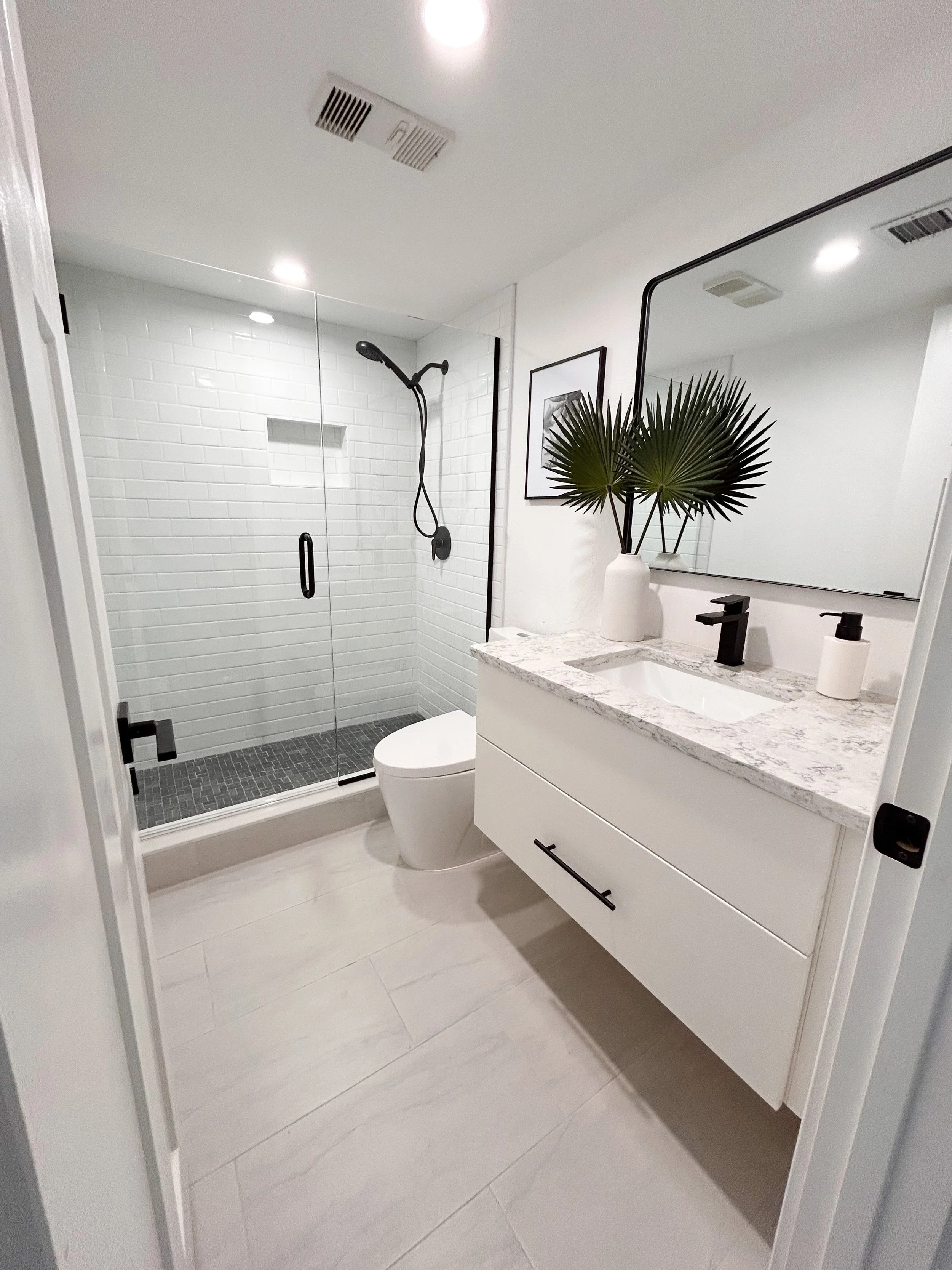 black and white bathroom.JPEG