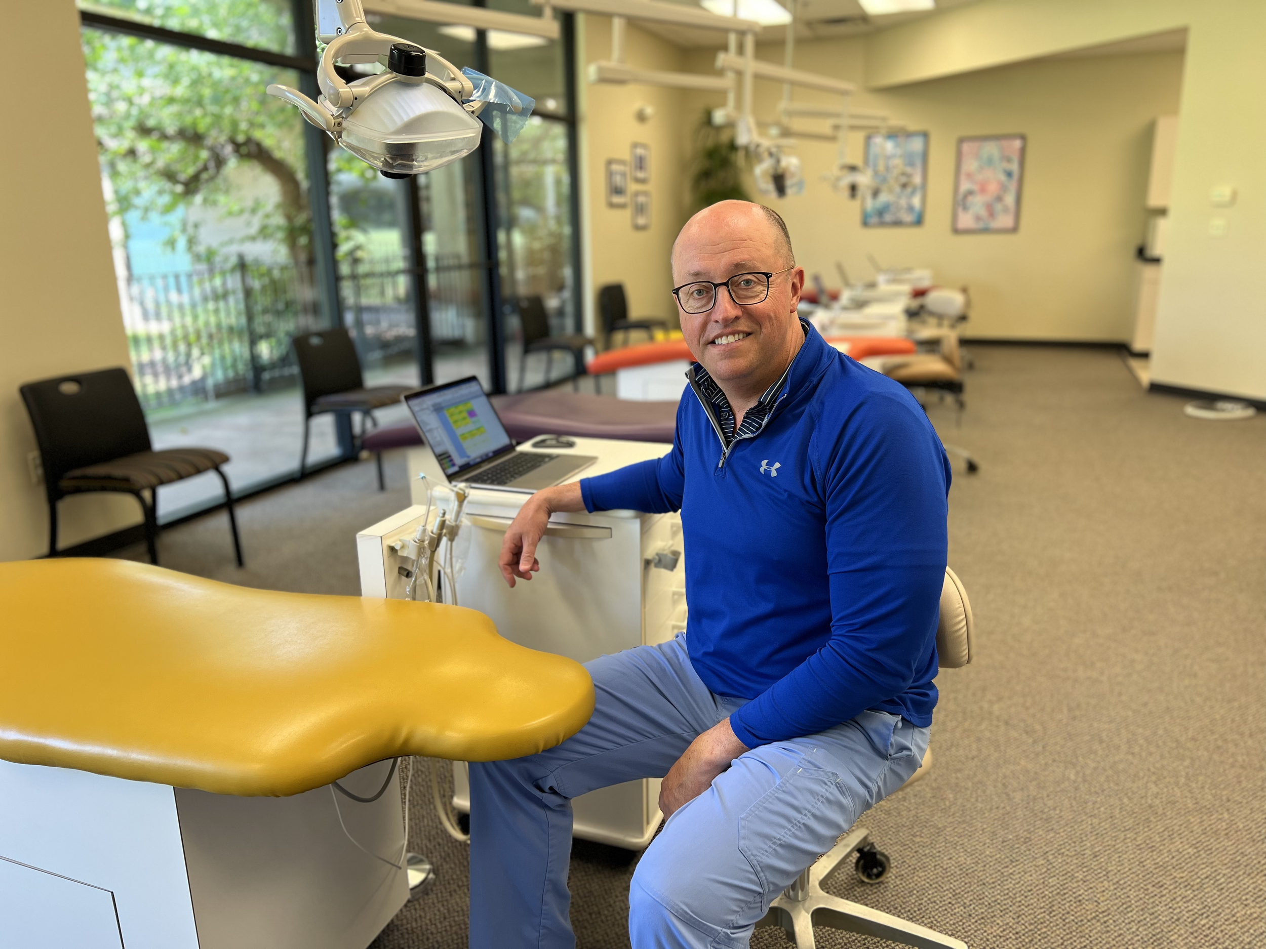 Dr. Caple, top-rated kids dentist in northwest Arkansas helps kids and parents feel comfortable in his Rogers, AR pediatric dental office