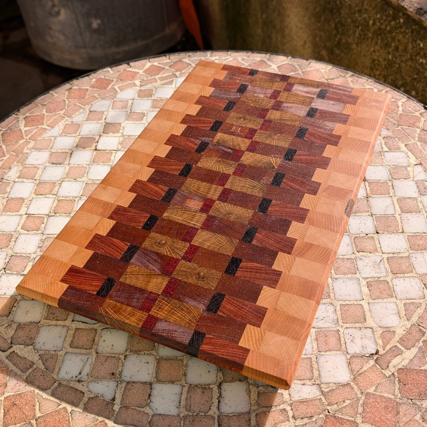 Les planches &agrave; d&eacute;couper (ou de pr&eacute;sentation) en boit de bout 100% bois de r&eacute;cup sont finies et seront sur le site internet (ancrannwood.com) ce soir &agrave; 18h ! 

Je suis assez content du r&eacute;sultat au niveau des m