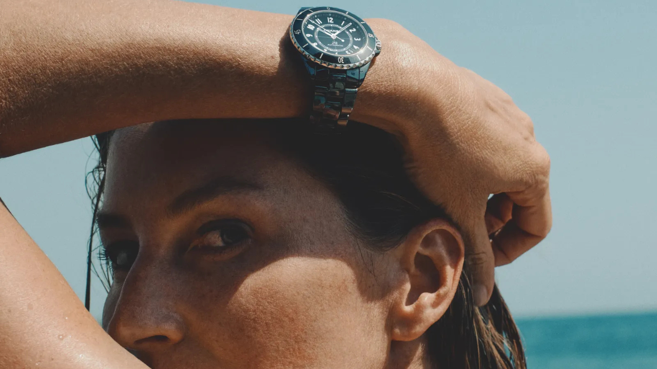 Chanel escolhe Gisele Bündchen como rosto do J12 em nova campanha global