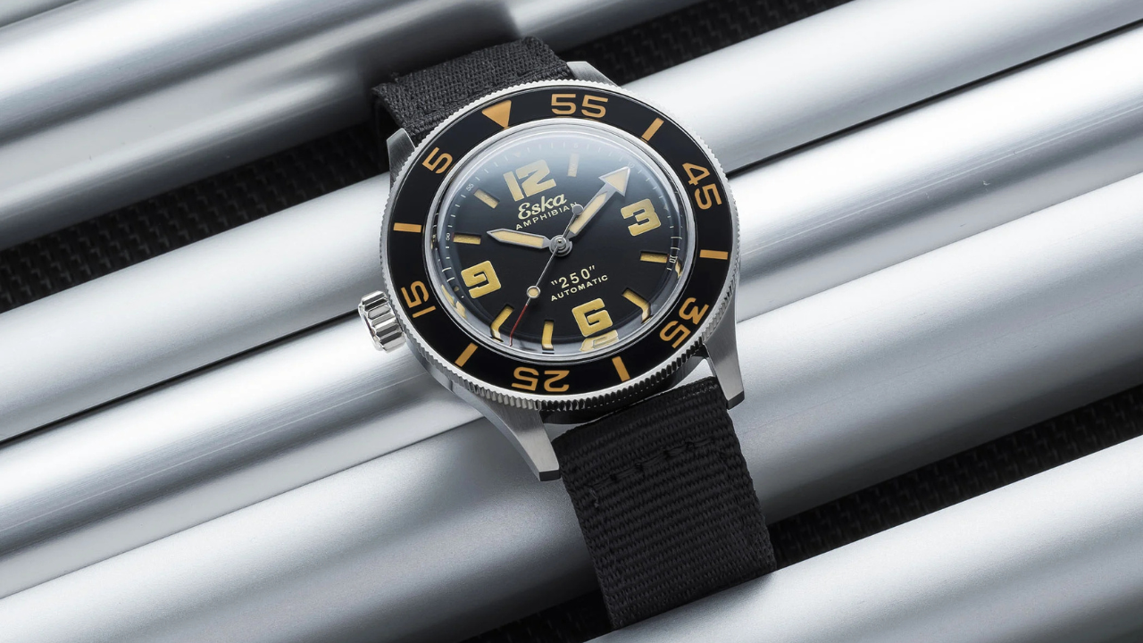 Eska Amphibian 250 Destro: a coroa muda de lado, a fórmula continua funcionando