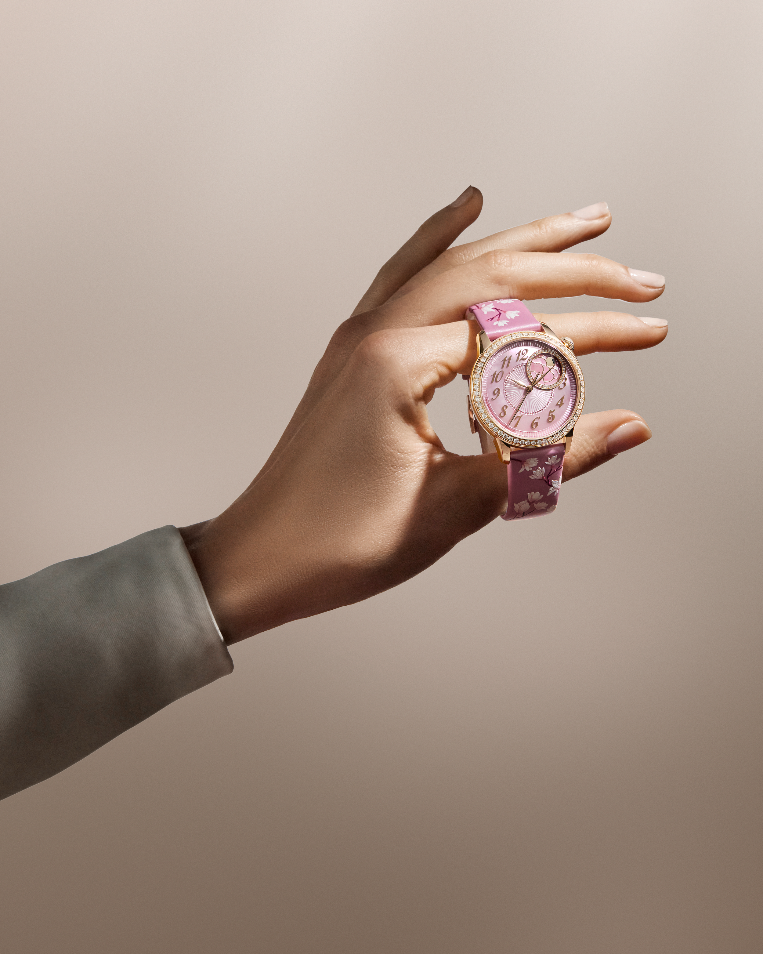 Egerie_8005F-000R-H157_LifeStyle_01_4x5.png