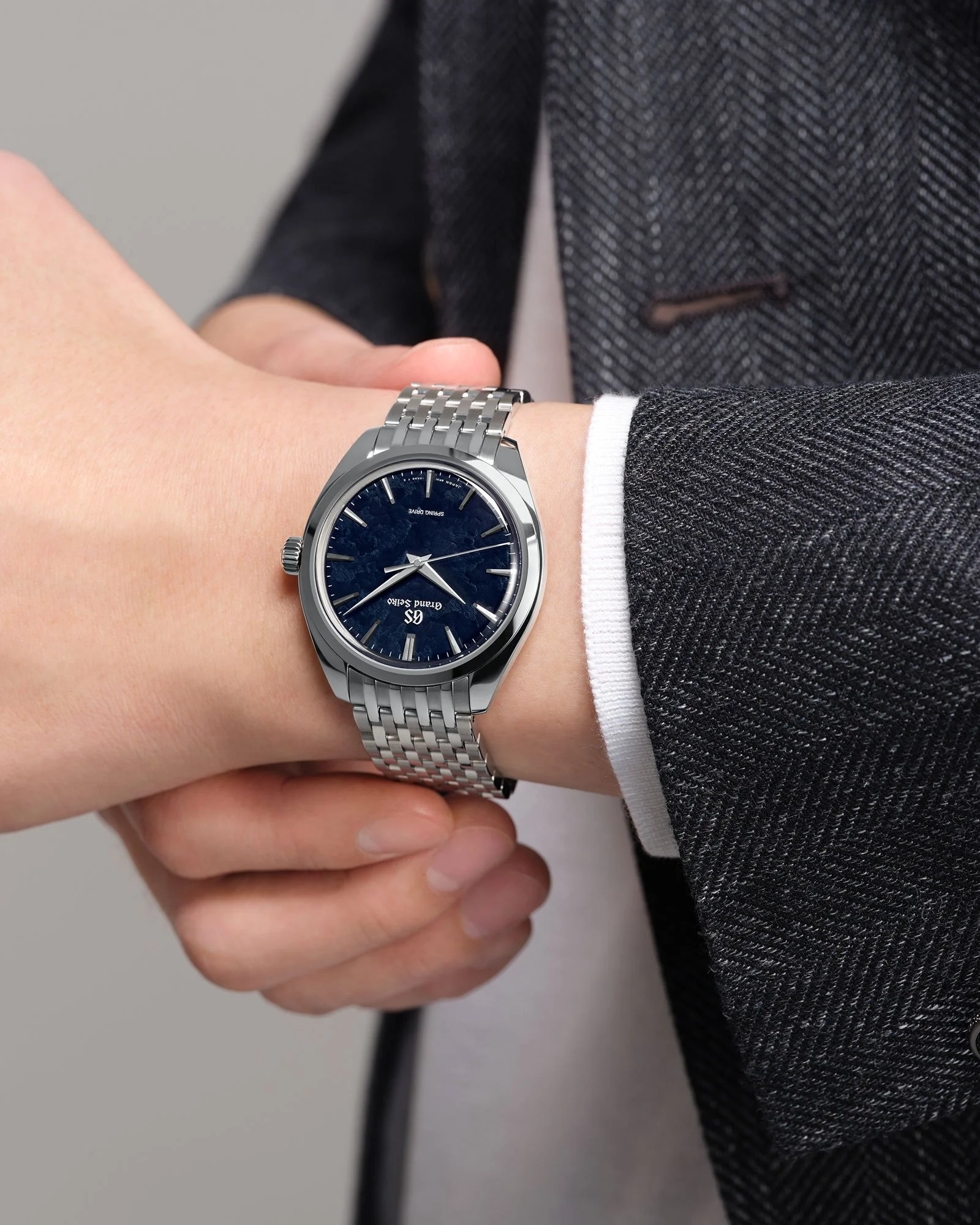 Grand-Seiko-Elegance-Collection-Iwao-Blue-SBGY043-lifestyle.jpg
