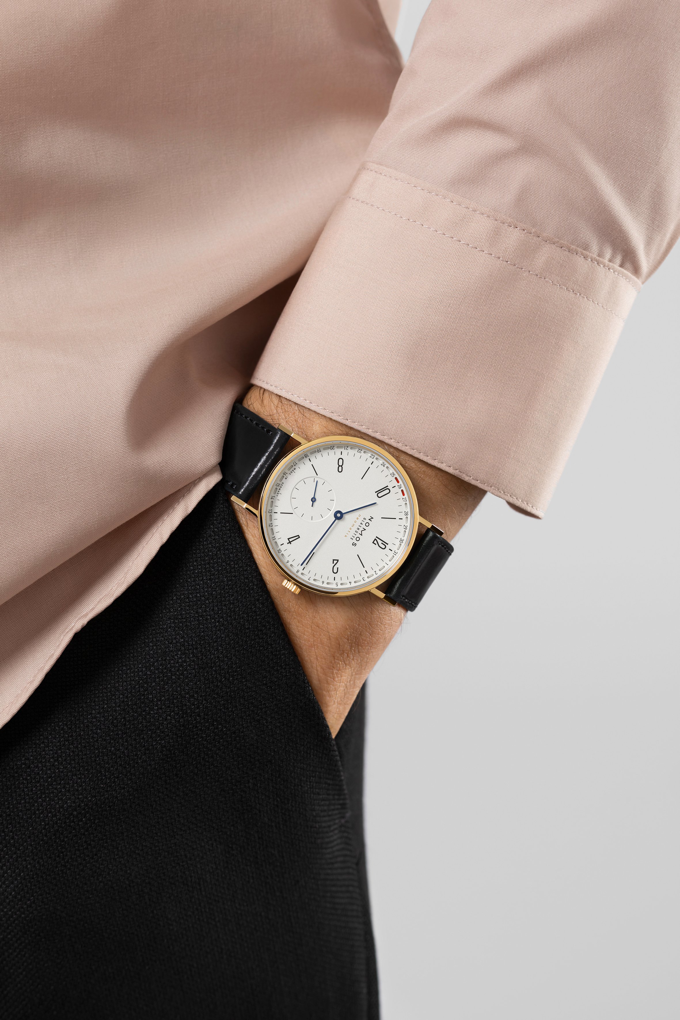 09_NOMOSGlashuette_0195_Tangente_gold_neomatik_38_Update_2362x3543px.jpg