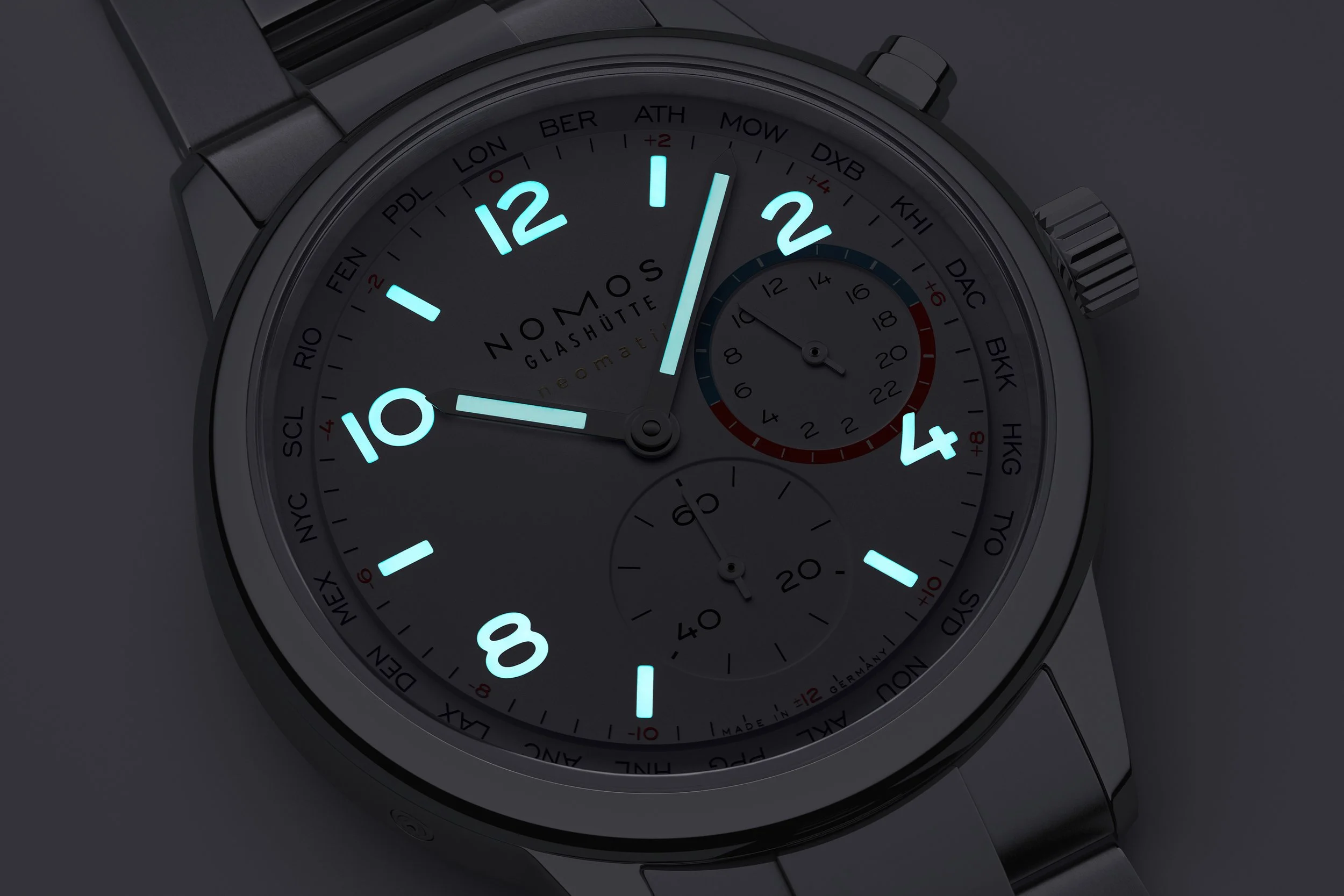 04_NOMOSGlashuette_792_Club_Sport_neomatik_Worldtimer_3543x2362px.jpg