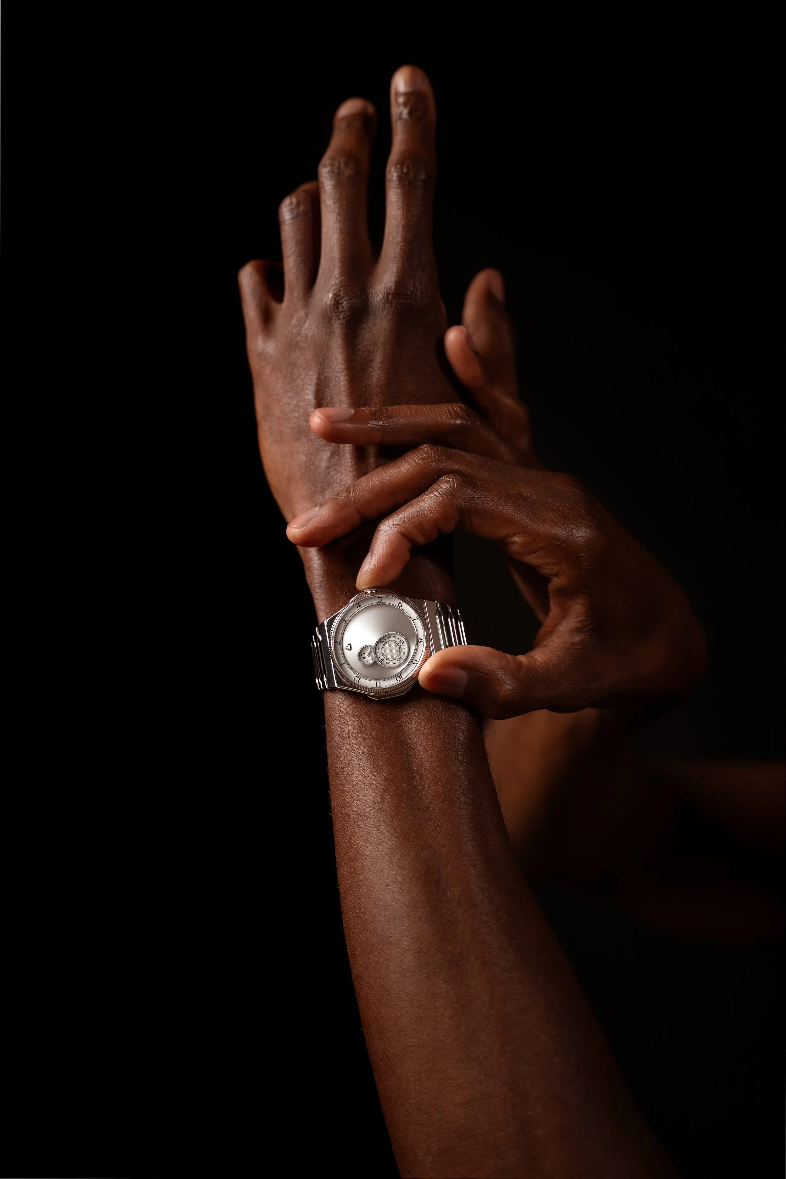 Trilobe_Trente-Deux_Sunray_Silver_Lifestyle_1.jpg