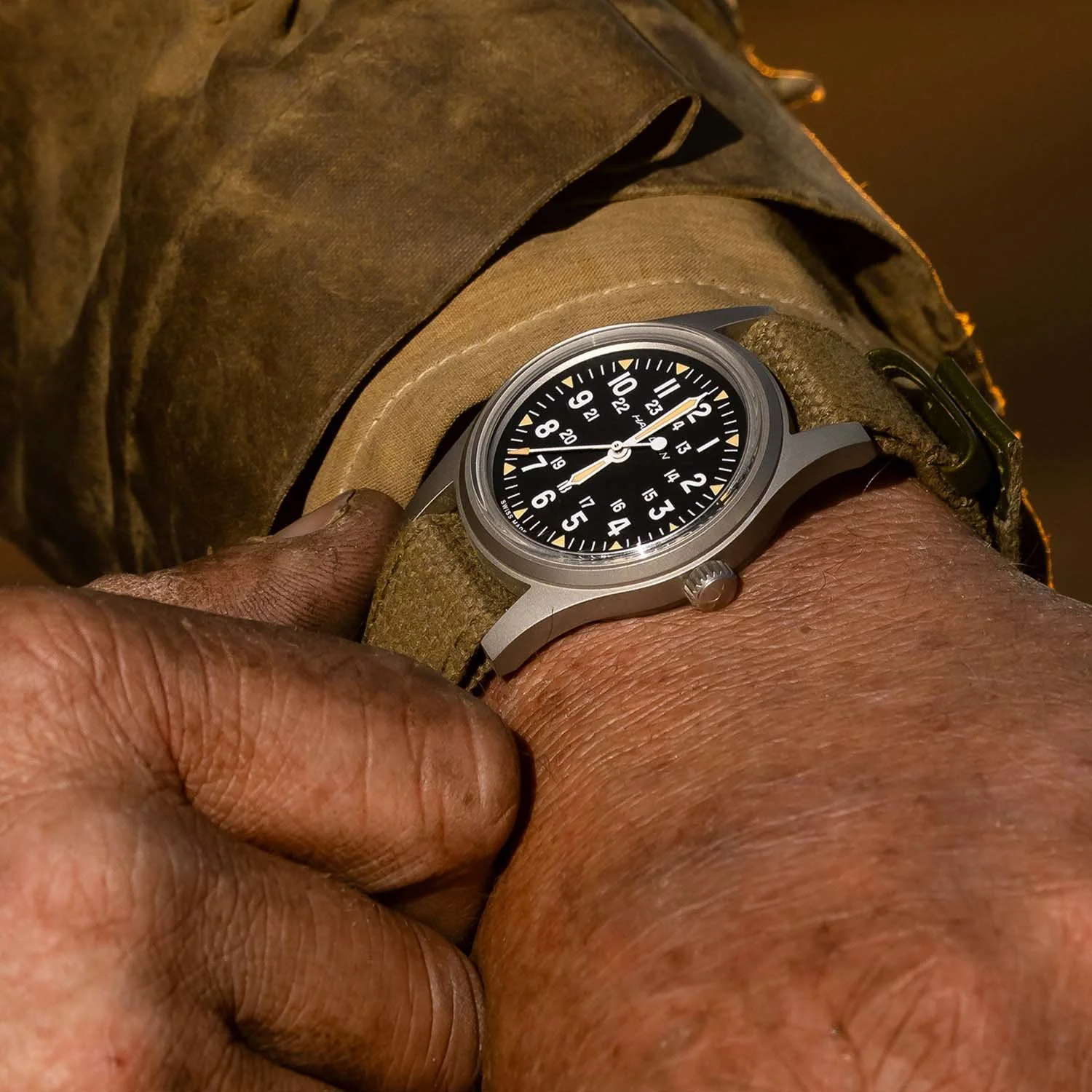 Hamilton-Khaki-Field-Mechanical-36mm-and-Khaki-Field-Mechanical-250-Limited-6.jpg
