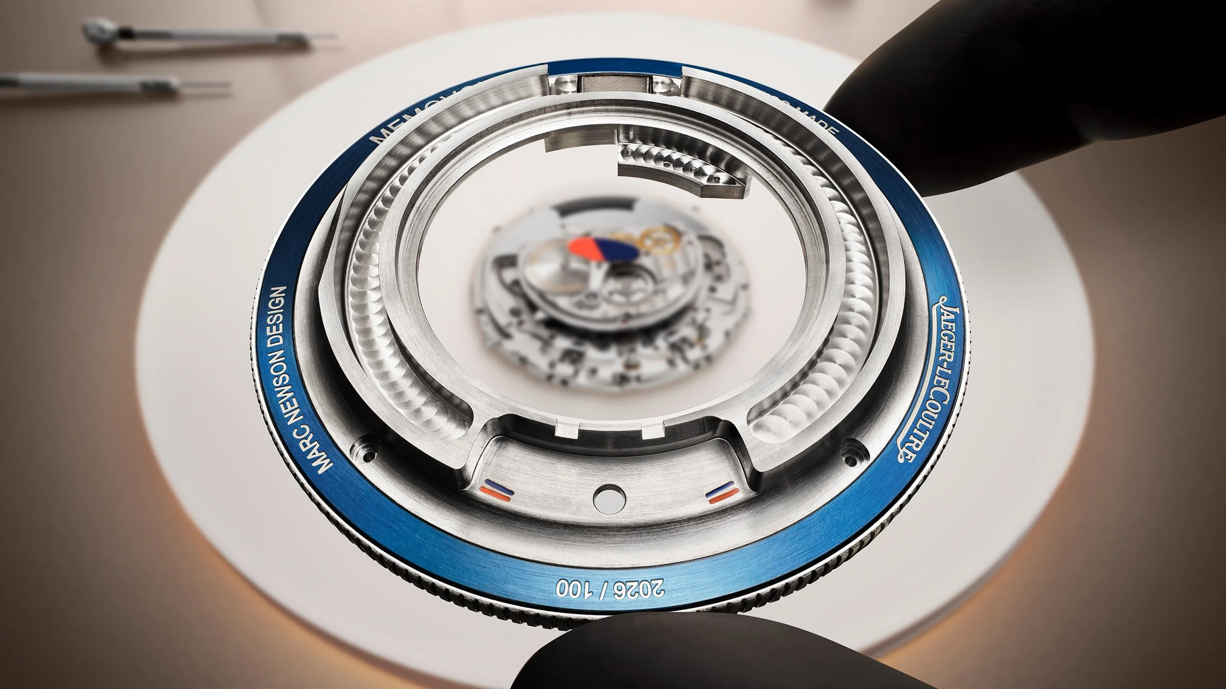 2026_sdm_q614t020_travelclock_savoirfaire1_srgb_16-9.jpg