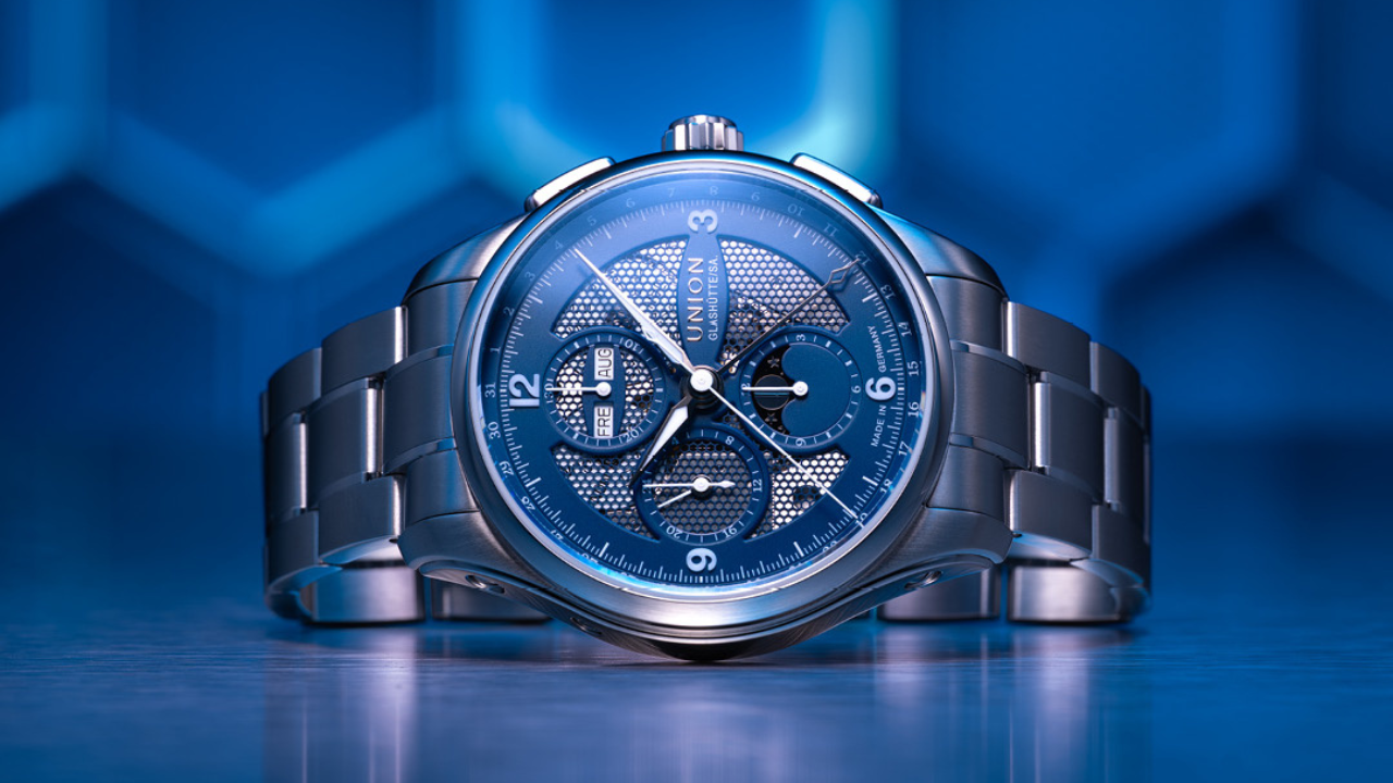 Union Glashütte Belisar Chronograph Moon Phase: mostrador esqueletizado em azul aço e 42 mm