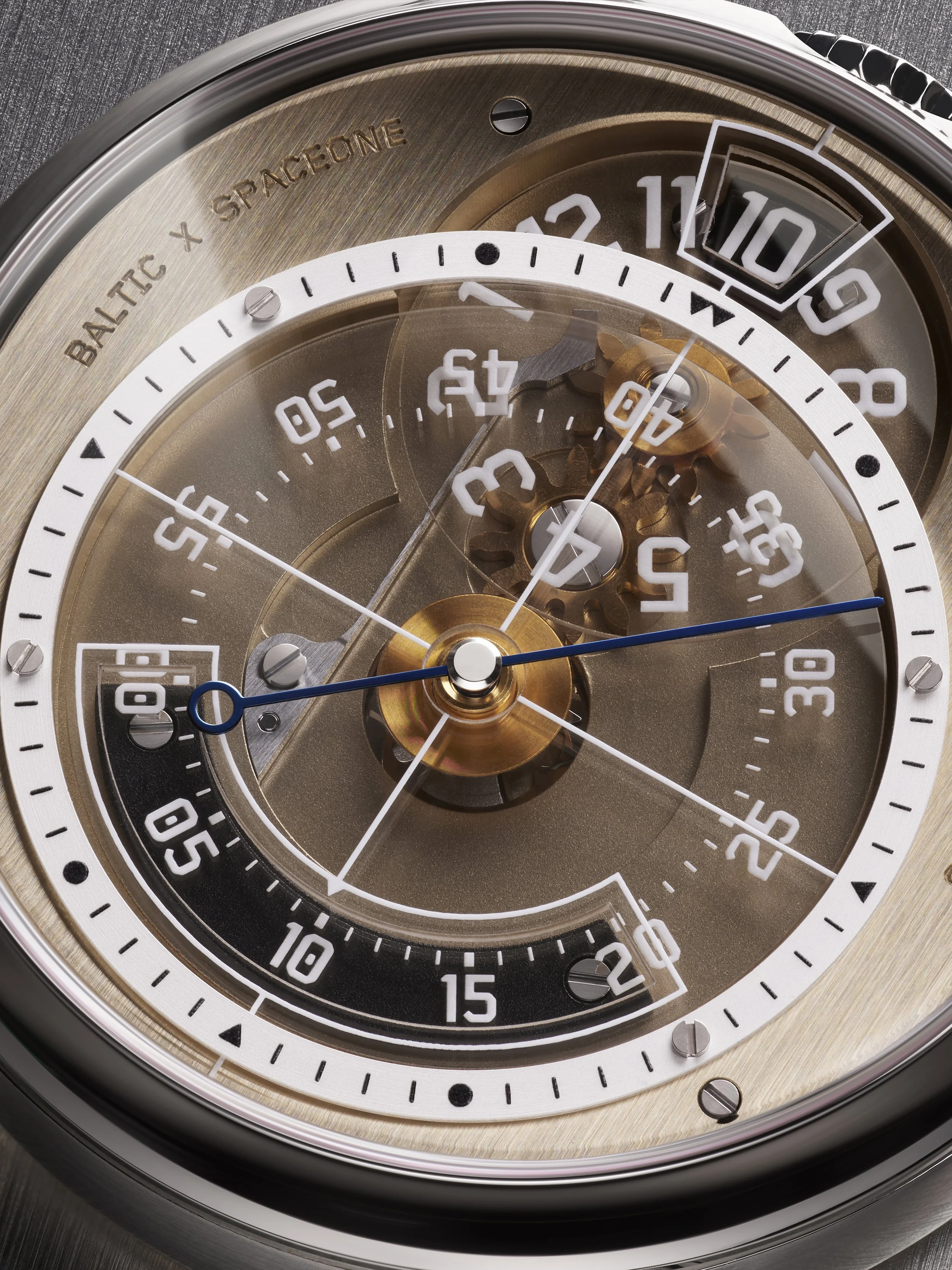 6 Closeup Cadran Brossé.jpg