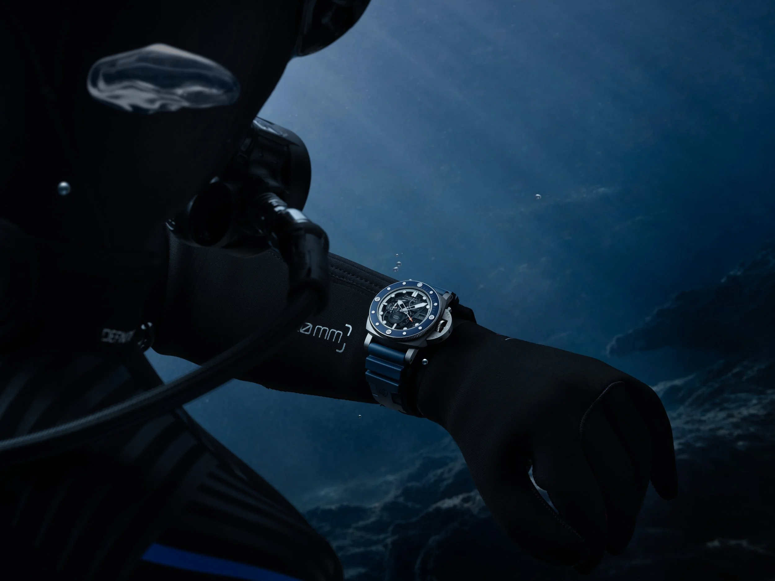Submersible GMT_PAM01495_WRISTSHOT.jpg