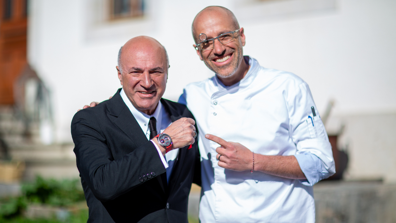 Kevin O'Leary visita David Candaux no Vallée de Joux e recebe seu DC6 Titanium exclusivo em vermelho