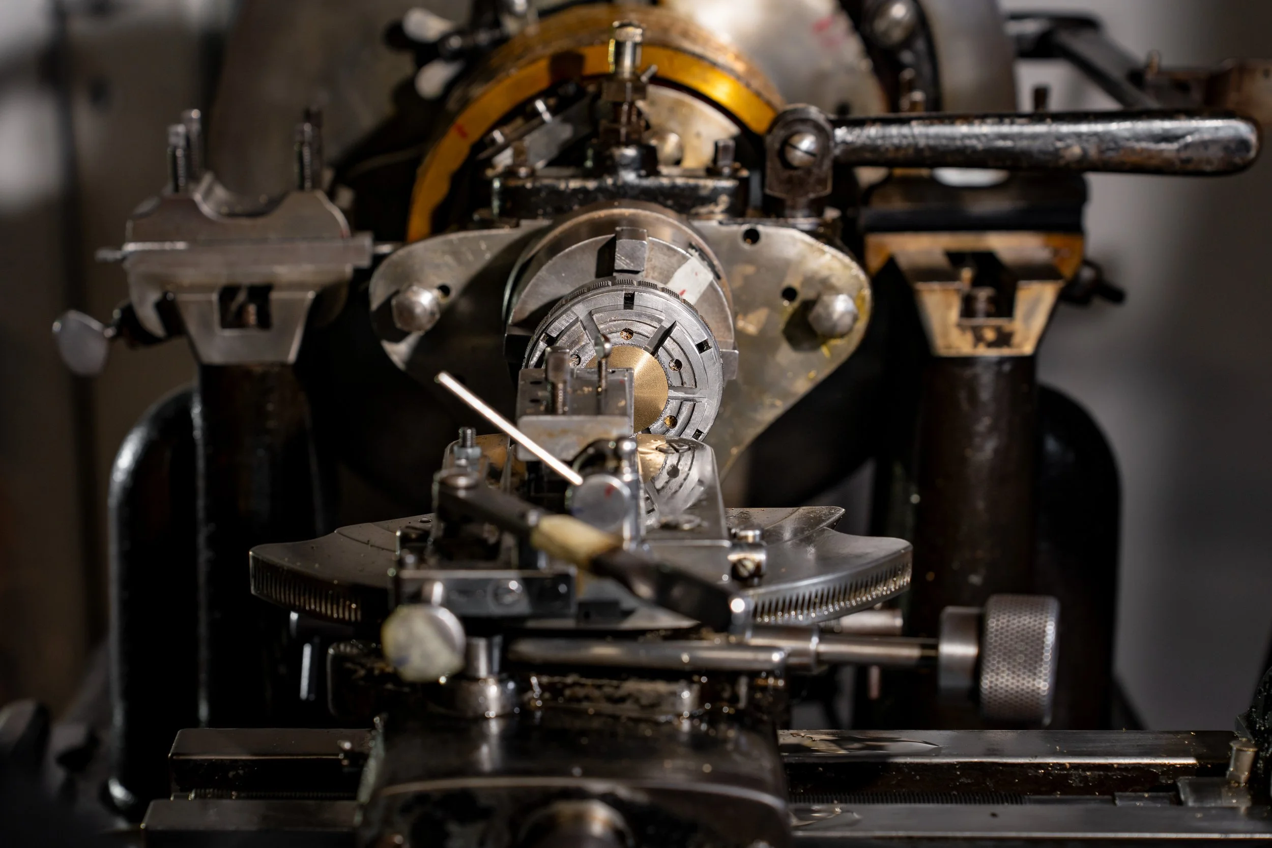 AWAKE Guilloché Main _Atelier_3.jpg