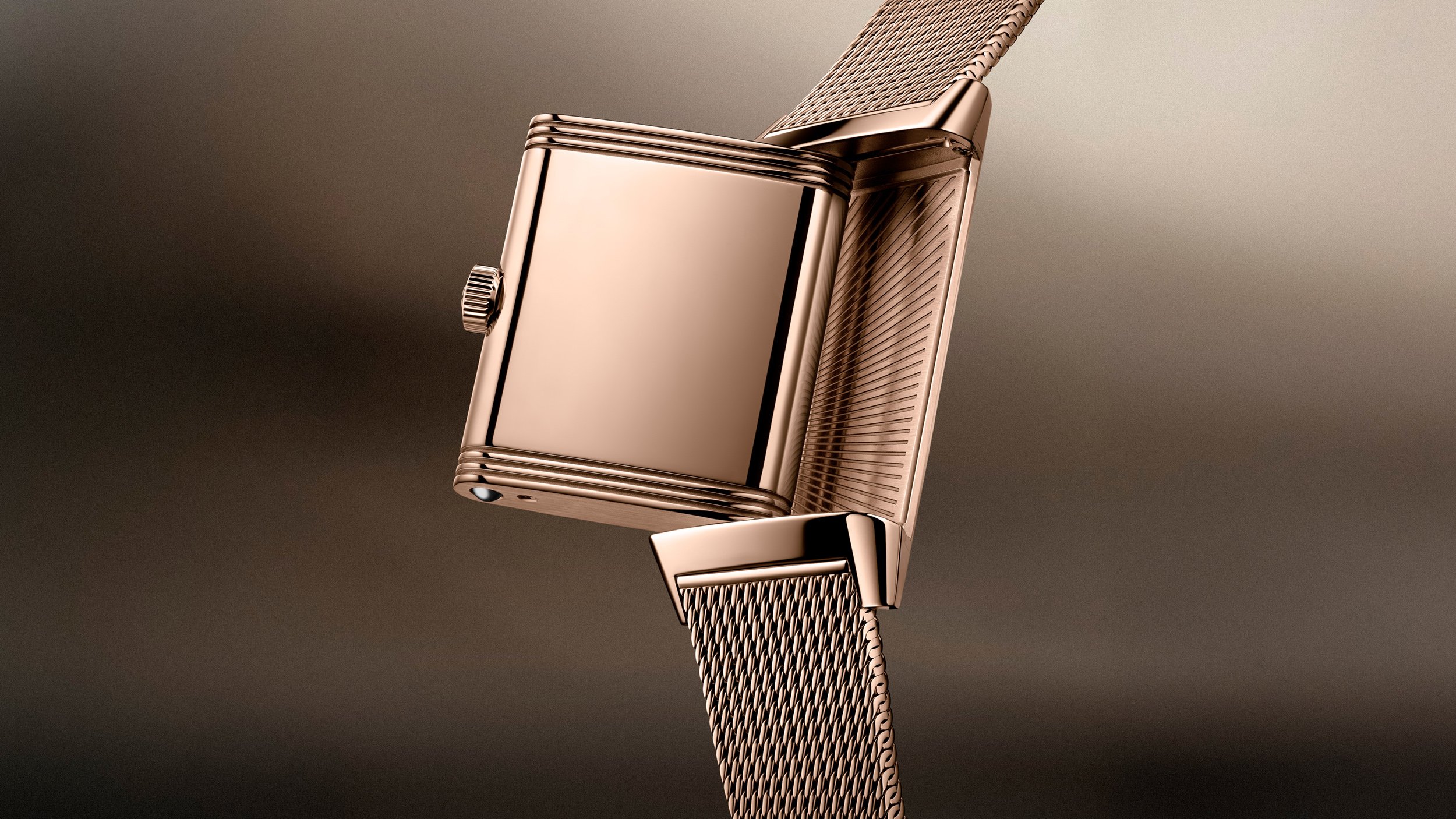 2026_q1_atimelessicon_reverso_q716216j___closeup2_srgb_16-9.jpg