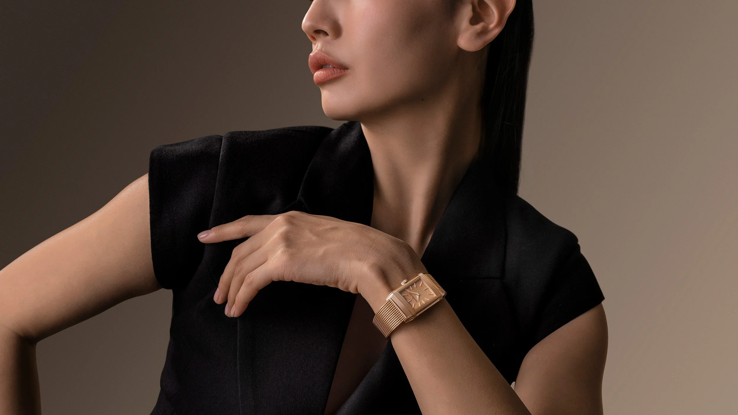 2026_q1_q716216j_reverso_tribute_ordeco_wristshot2._srgb_16-9.jpg