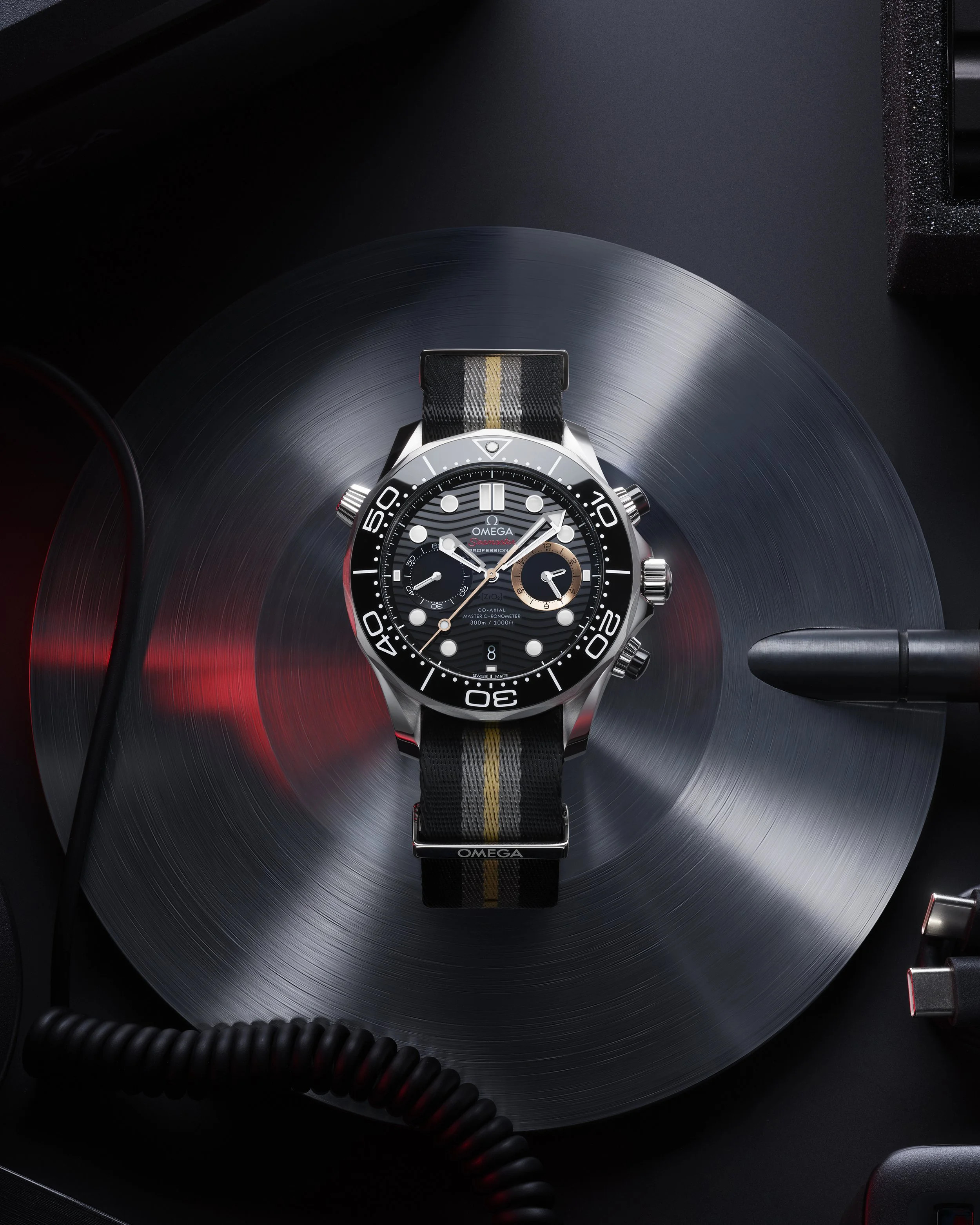 OMEGA_2026_Seamaster-Diver-300M-Chronograph-007-First-Light_210.32.44.51.01.002_4_5.jpg