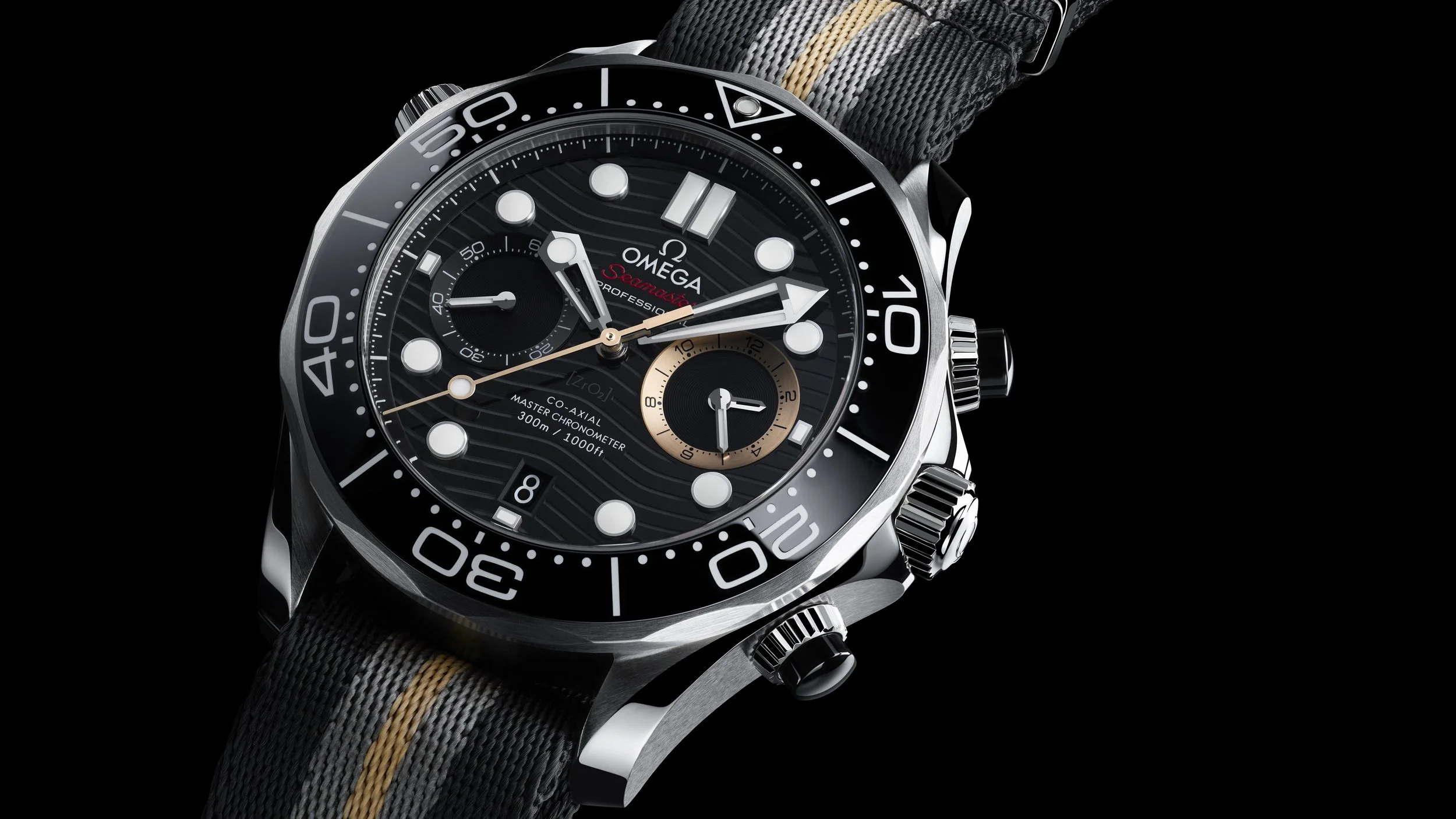 OMEGA_2026_Seamaster-Diver-300M-Chronograph-007-First-Light_210.32.44.51.01.002_Close-Up-Compteur_16_9.jpg