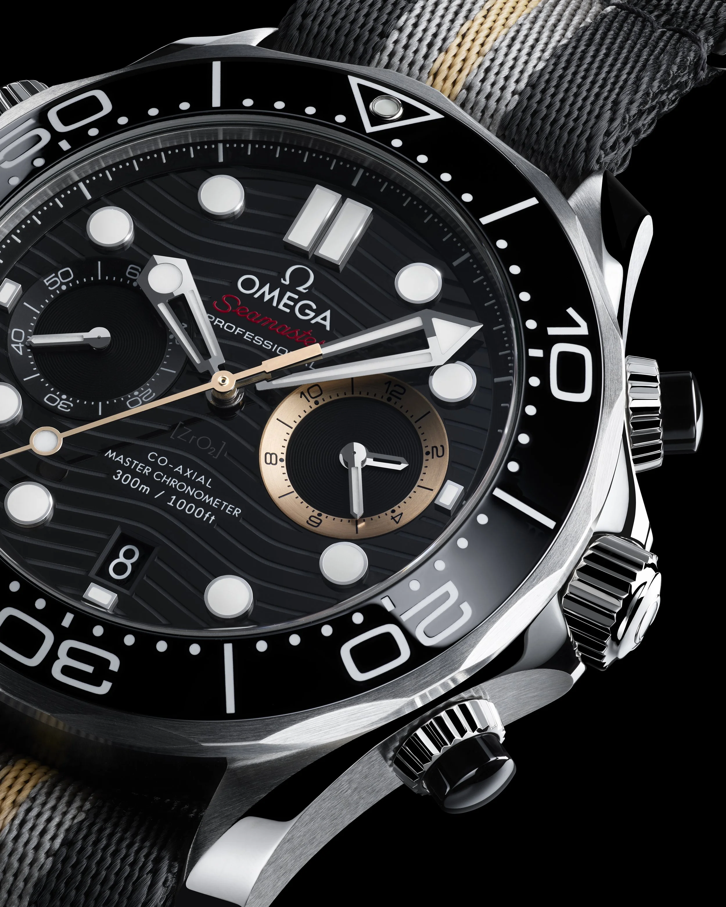 OMEGA_2026_Seamaster-Diver-300M-Chronograph-007-First-Light_210.32.44.51.01.002_Close-Up-Compteur_4_5.jpg