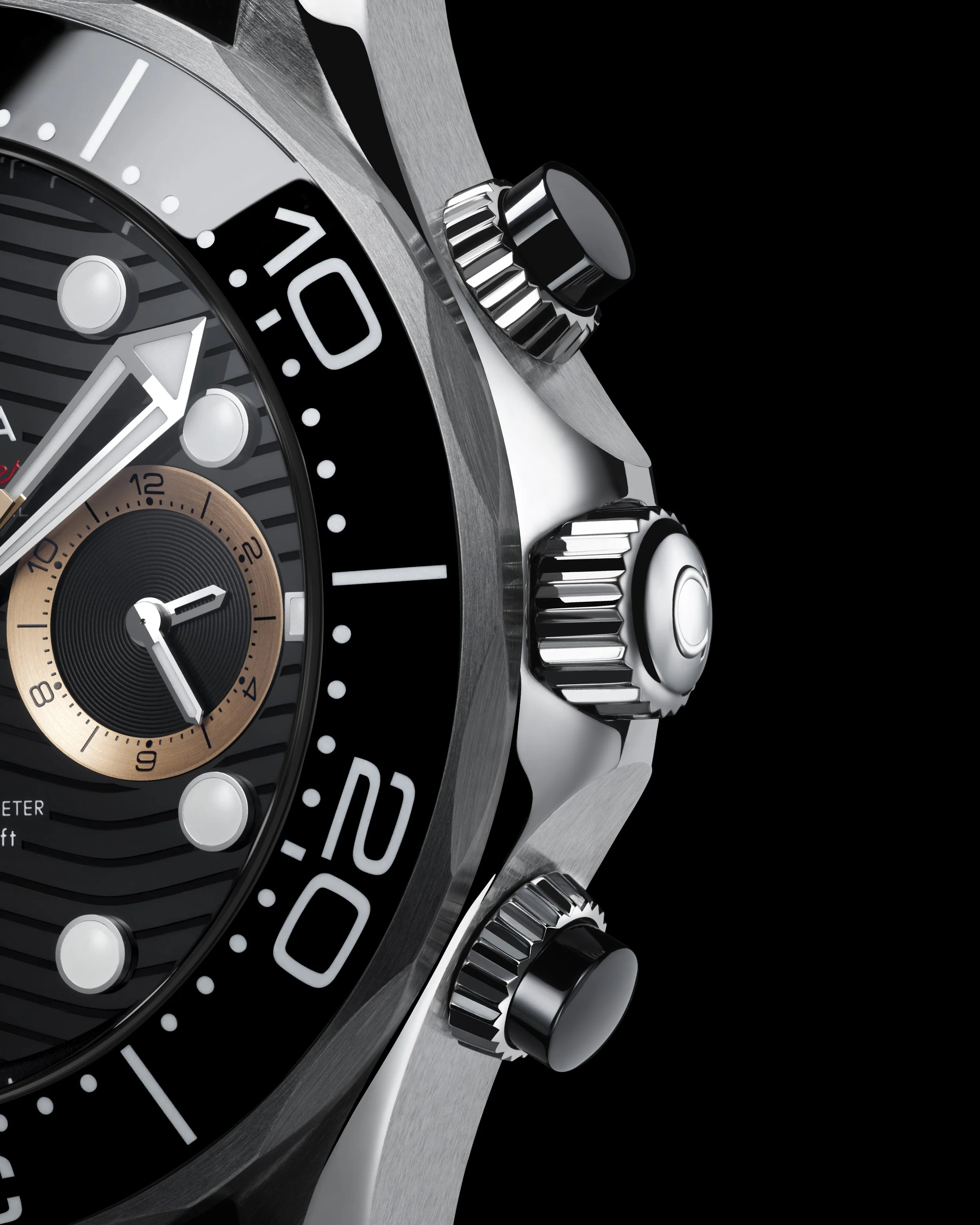 OMEGA_2026_Seamaster-Diver-300M-Chronograph-007-First-Light_210.32.44.51.01.002_Close-Up-Couronne_4_5.jpg