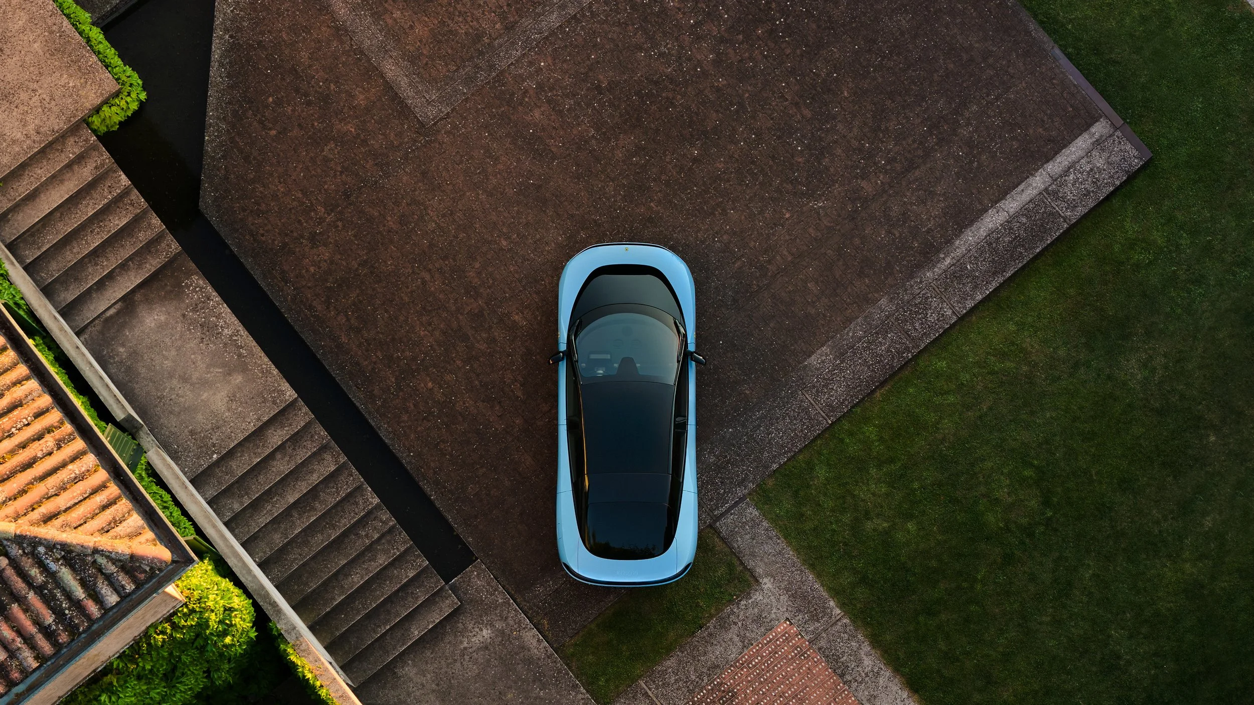 FERRARI_LUCE_TOPDOWN_16X9_RGB_WEB_SOCIALS_e42a3679-fc52-4d5f-89c9-e6076a01a285.jpg