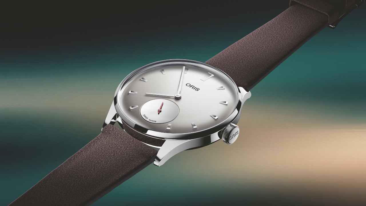 Oris Hölstein Edition 2026: o urso iridescente no fundo, o segundeiro vermelho no espelho e o Calibre 401 no novo Artelier