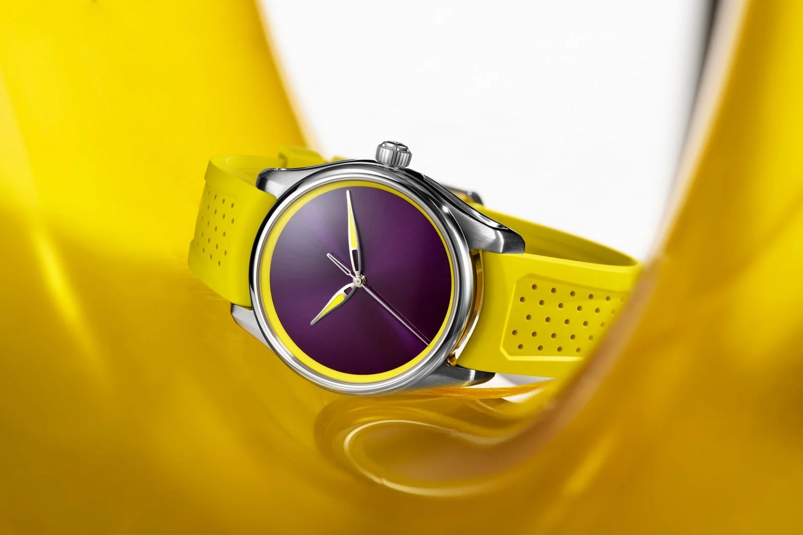 H.-Moser-Cie.-Pioneer-Centre-Seconds-Sun-Berry-5.jpg