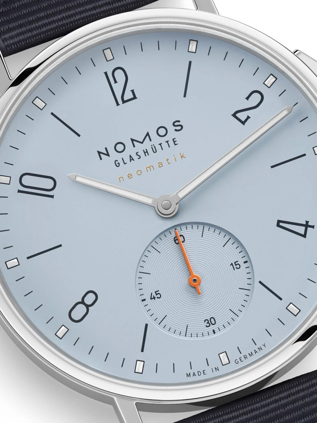 05_NOMOS_568_568.SB_Ahoi_neomatik_sky_1080x1440.jpg
