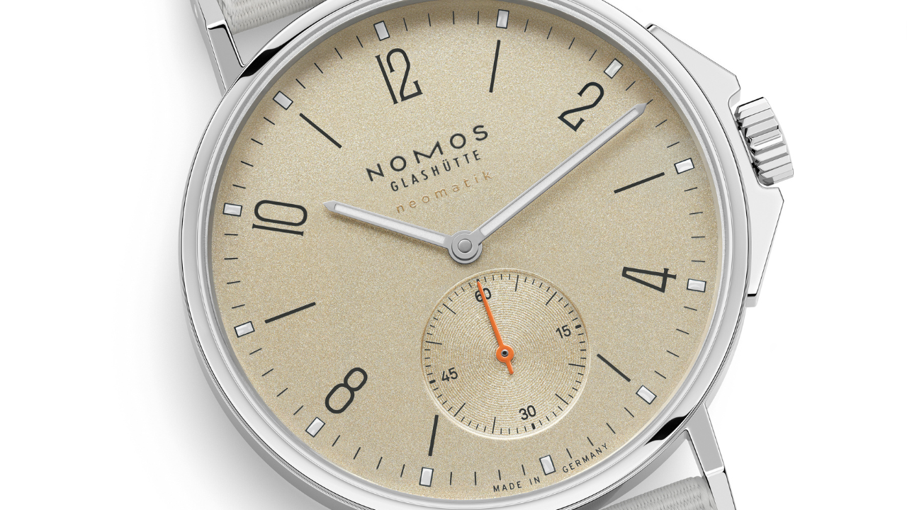 NOMOS Ahoi neomatik Sky e Sand: azul céu e areia dourada em 36,3 mm com o DUW 3001 e 20 ATM