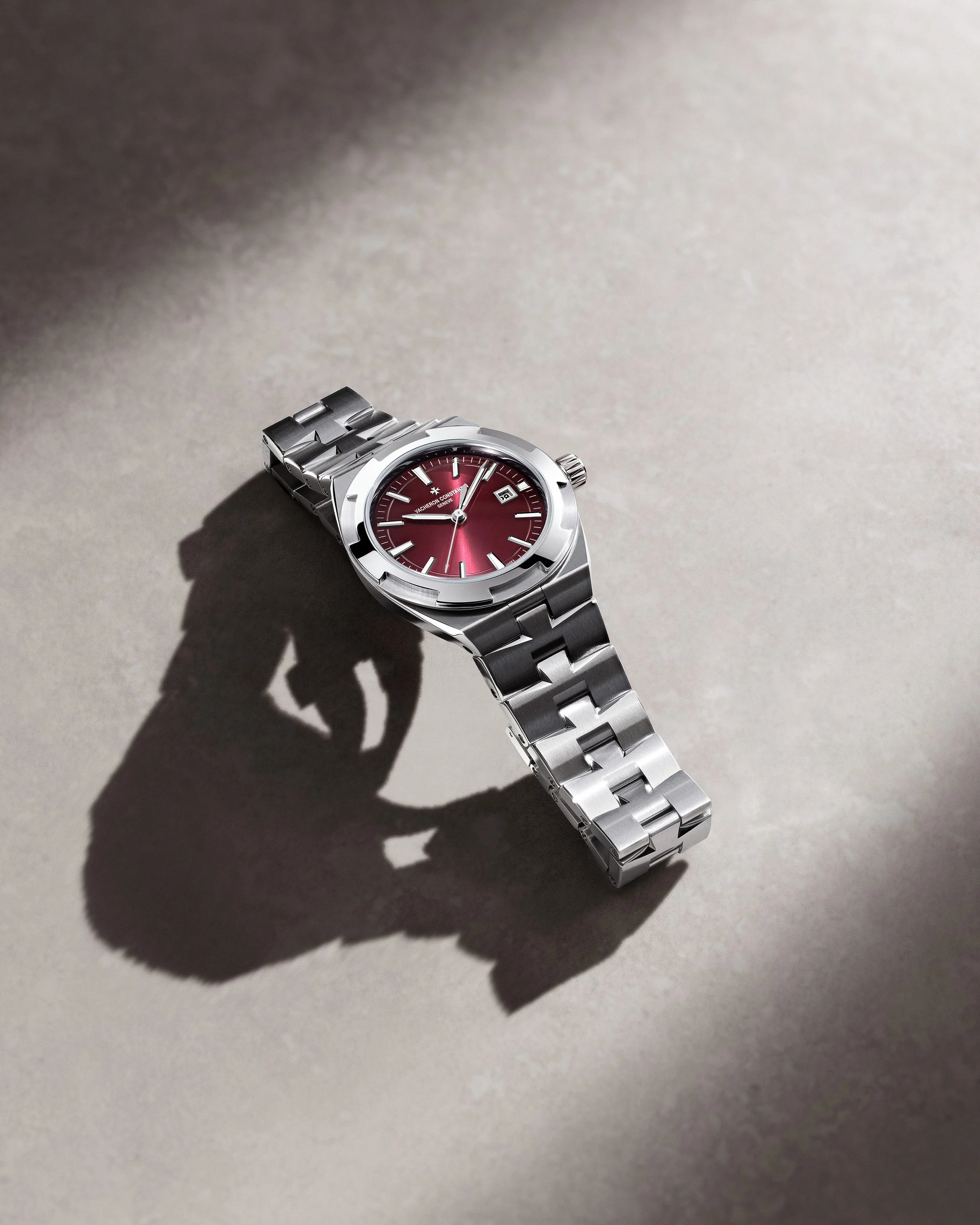 VAC_Overseas_SelfWinding_4600V_200A-H127_StillLife_4x5.jpg