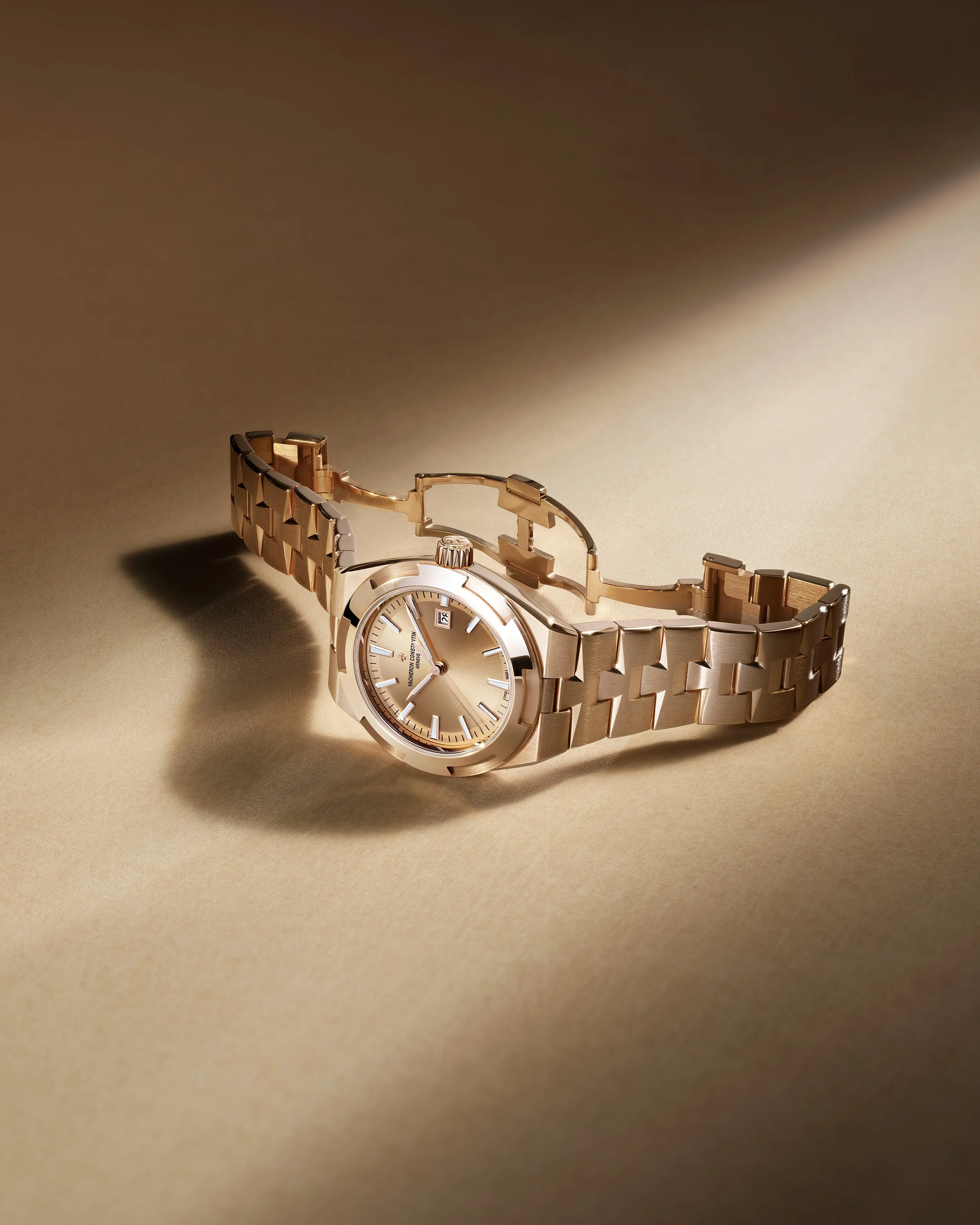 VAC_Overseas_SelfWinding_4600V_200R-H128_StillLife_4x5.jpg