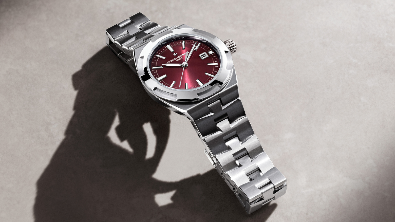 Vacheron Constantin Overseas 34,5 mm: ouro rosa monocromático e vermelho profundo em dois novos modelos sem diamantes
