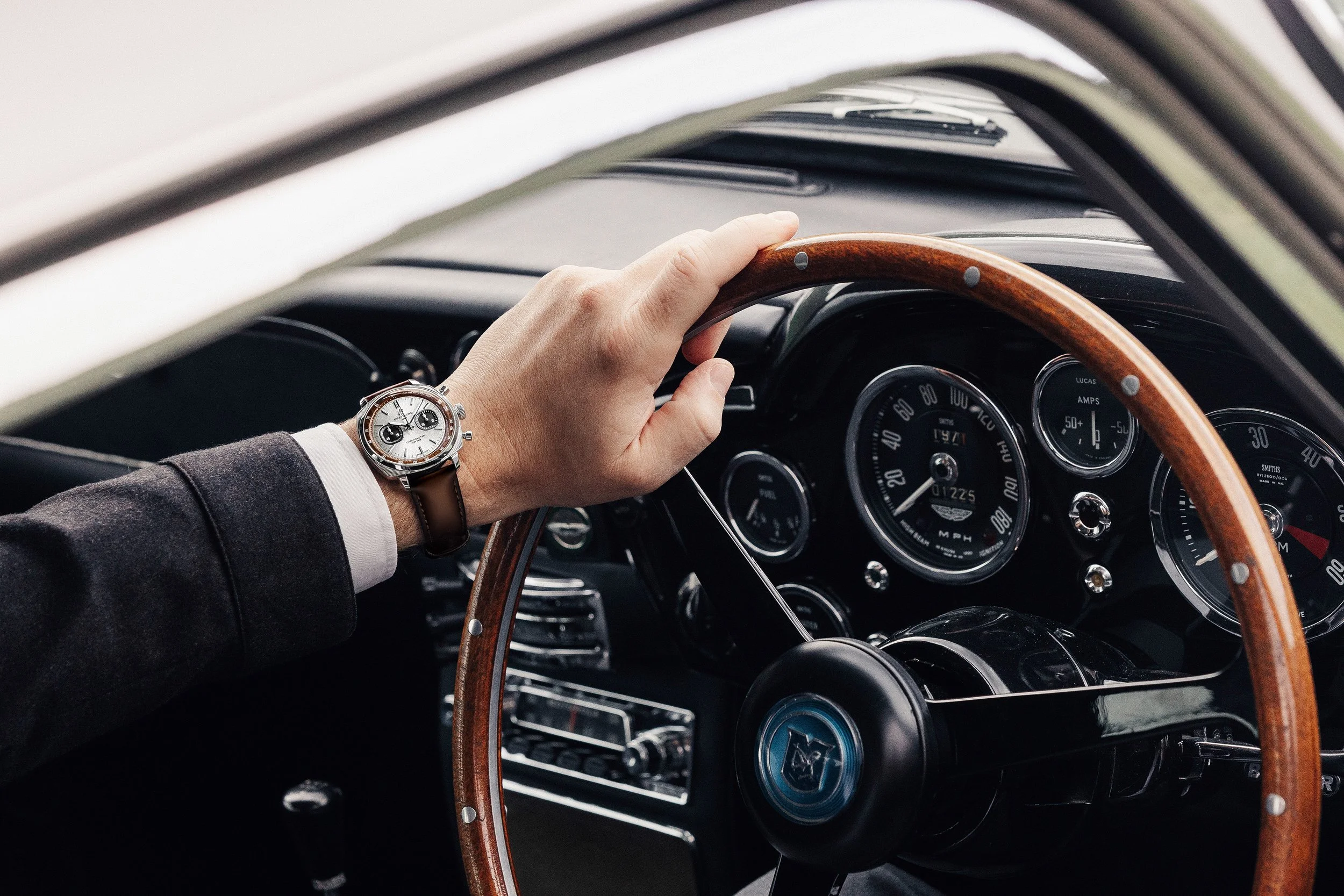03_Top-Time-B01-Chronograph-41-Tribute-to-Aston-Martin-DB5_AB0178121G1X1_RGB.jpg