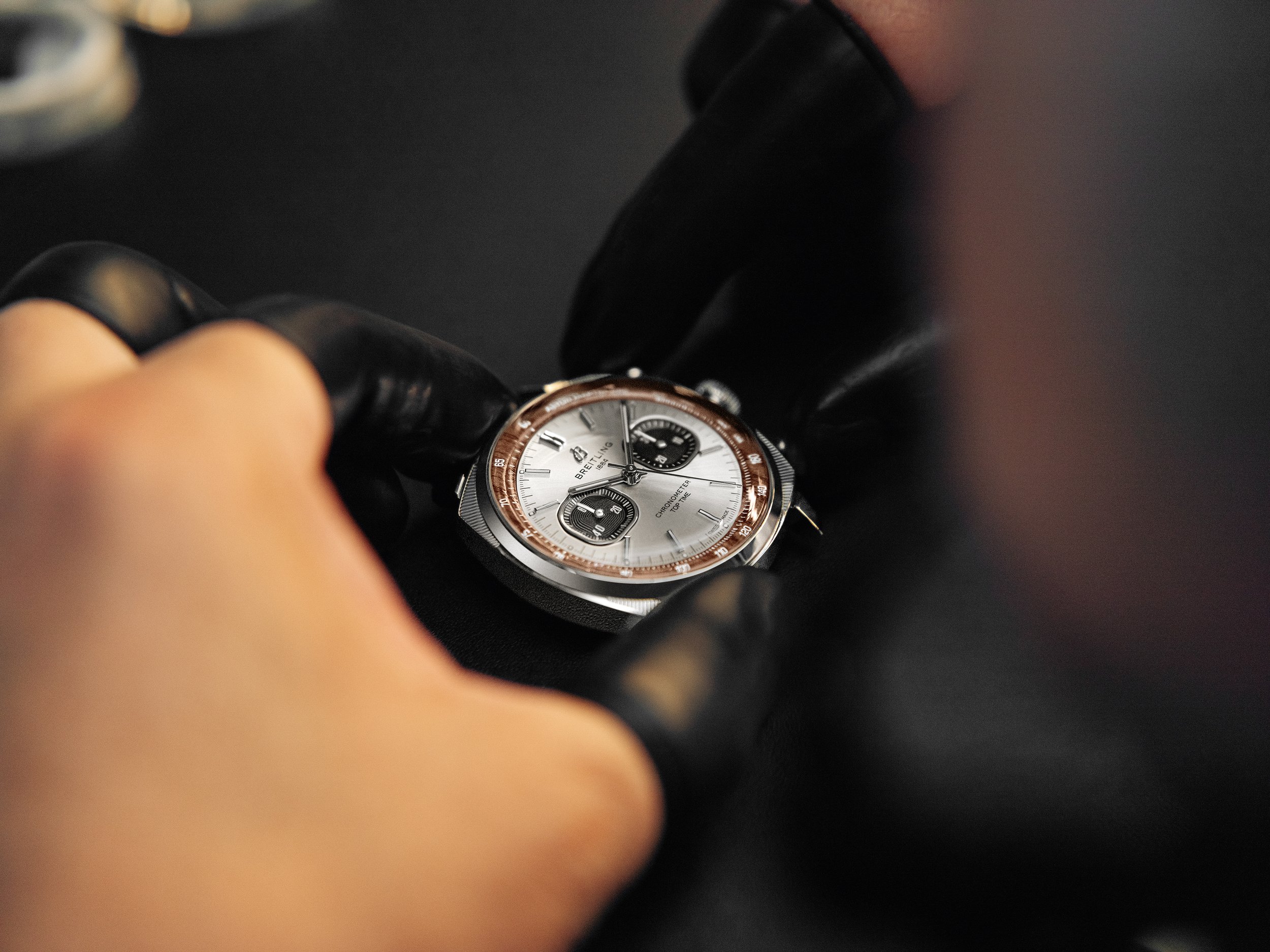 40_Top-Time-B01-Chronograph-41-Tribute-to-Aston-Martin-DB5_AB0178121G1X1_RGB.jpg