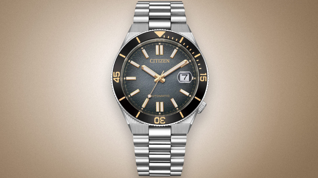 Citizen Tsuyosa Shore Timeslip: mostrador preto fumé granulado com acento dourado, 12.000 peças e o bracelete integrado que virou mergulhador