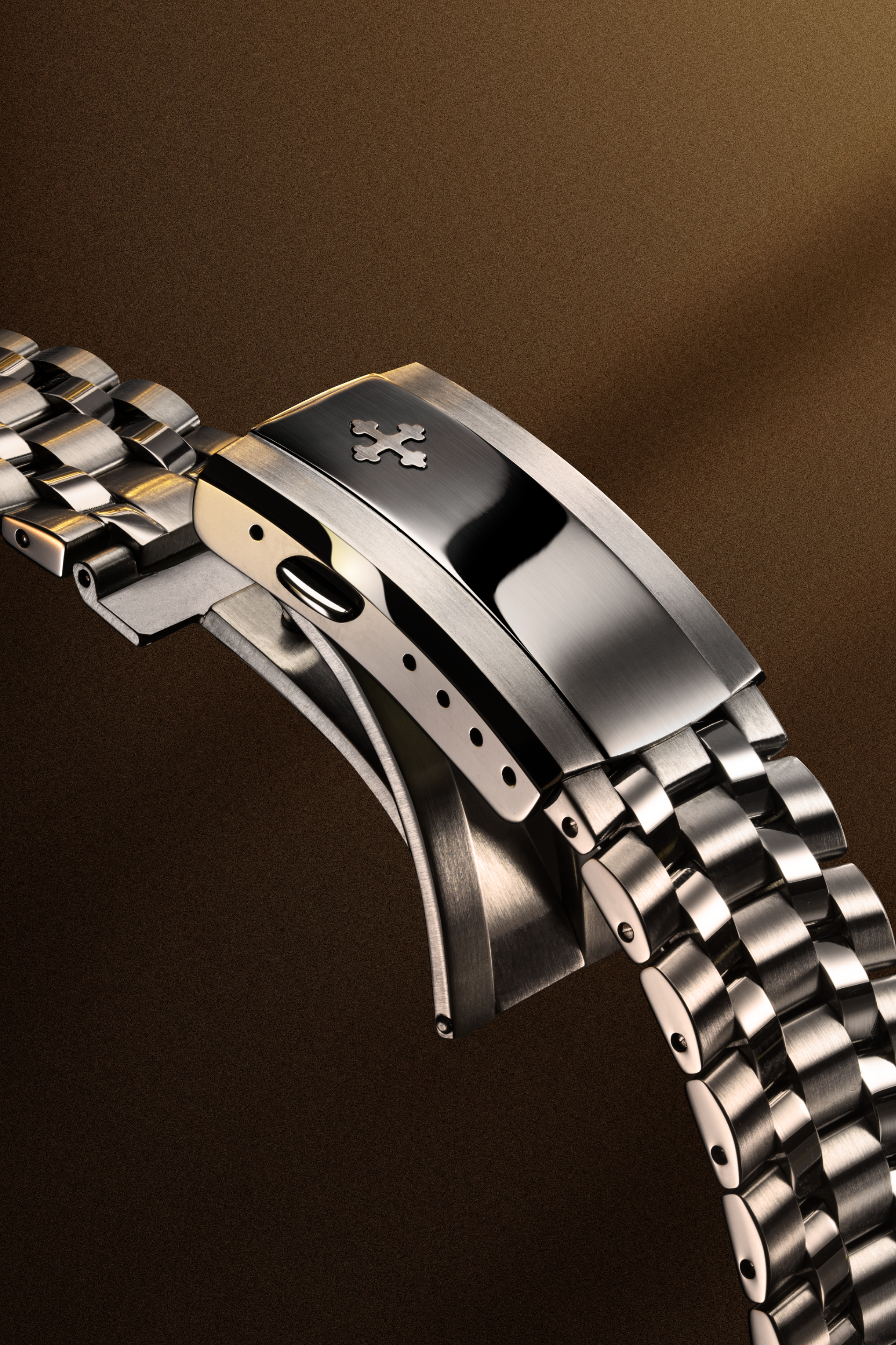 2_3 - Sansovino_Bracelet_Catching_Light_Between_Continents.png