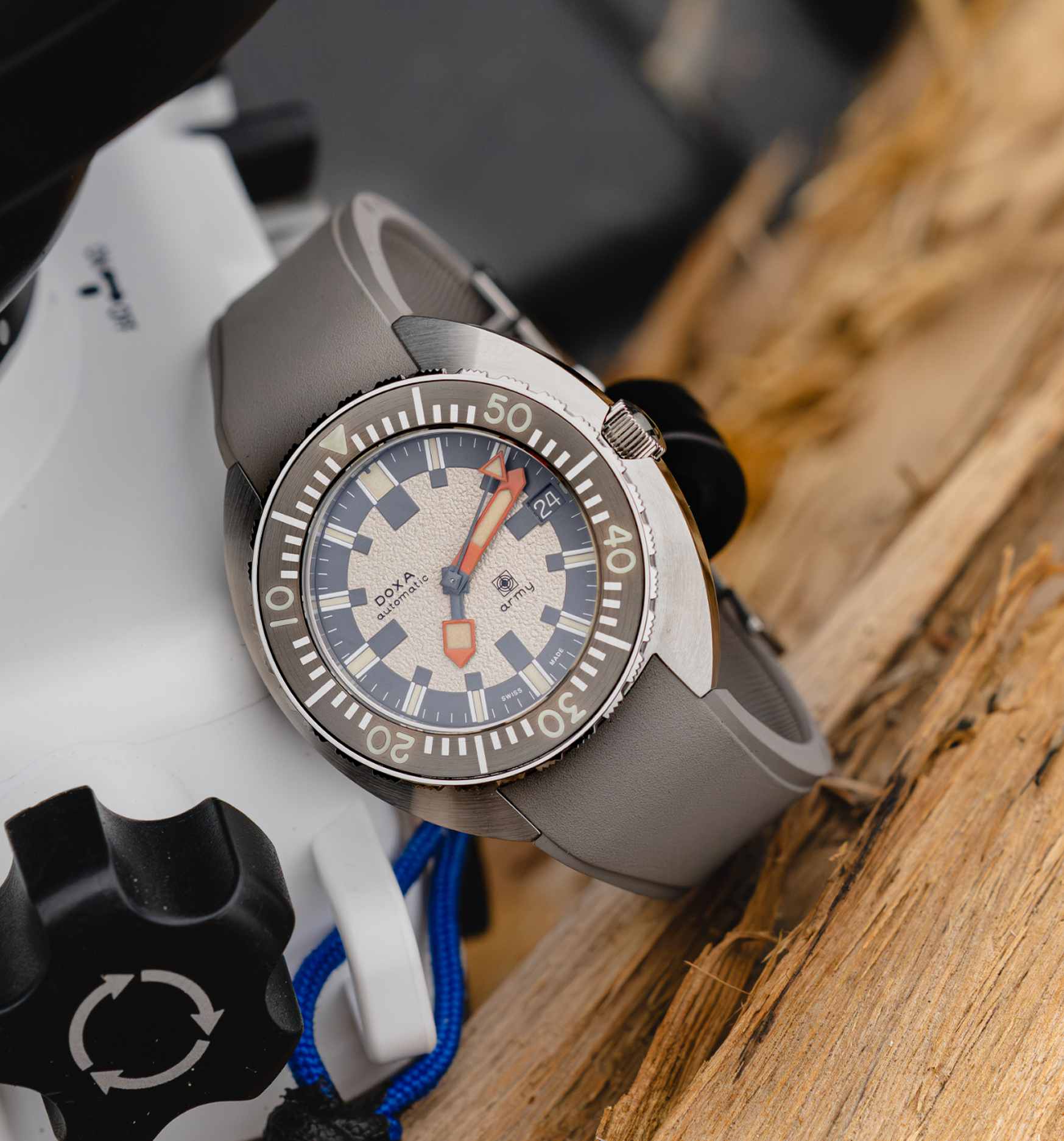 Hodinkee_DOXA_SubArmy200T_LimitedEdition_PressHero.png