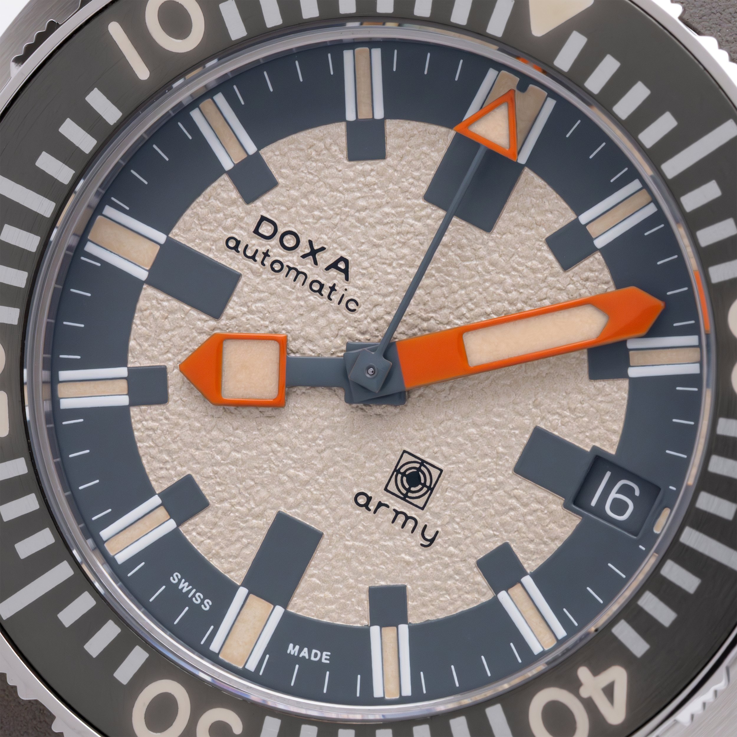 Hodinkee_DOXA_SubArmy200T_LimitedEdition_Product_03.jpg