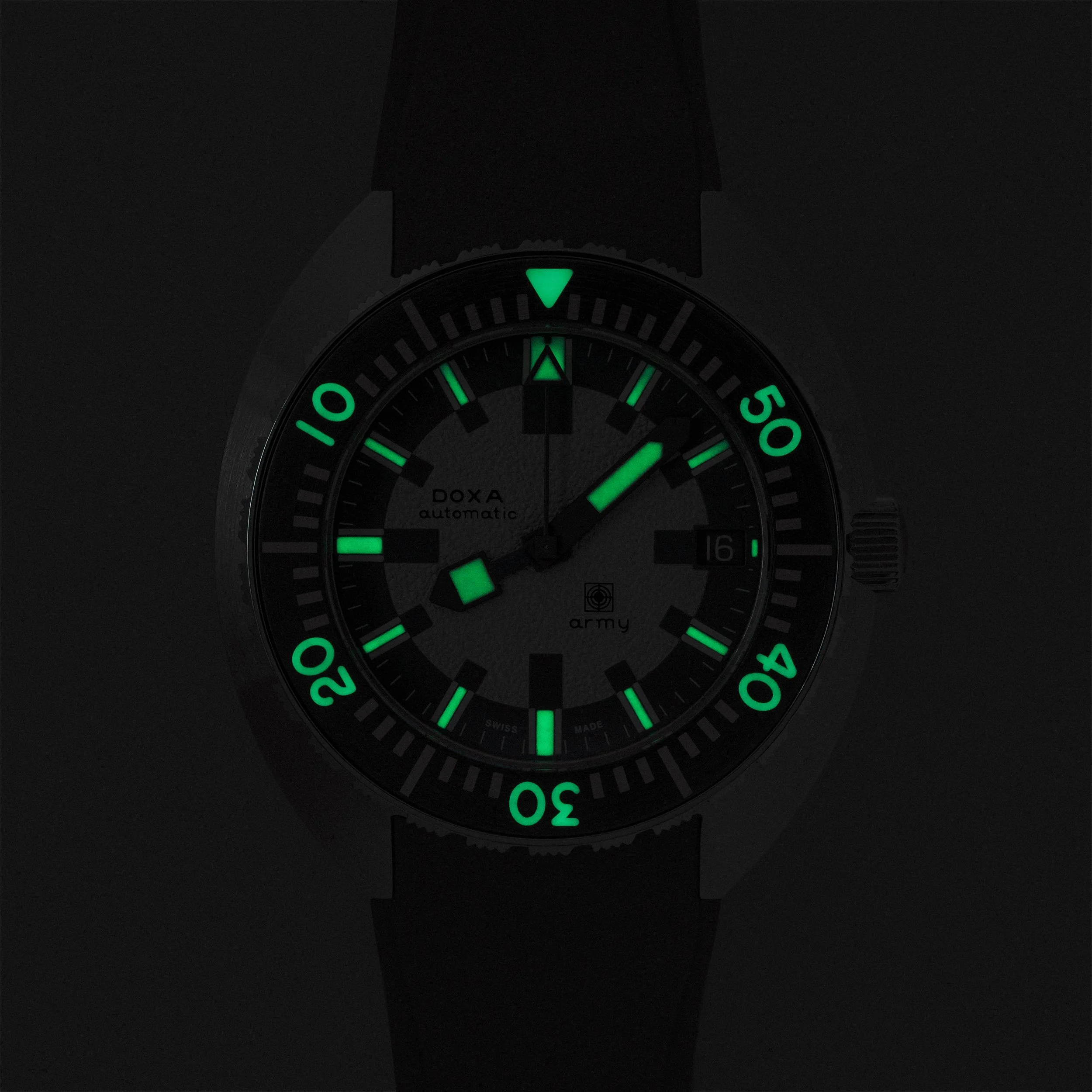 Hodinkee_DOXA_SubArmy200T_LimitedEdition_Product_05.jpg