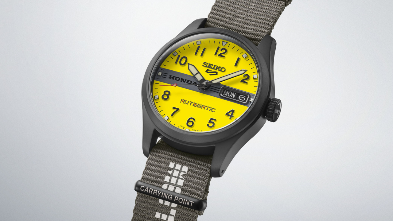 Seiko 5 Sports x Honda Motocompo HDB010: mostrador amarelo vibrante, barra Honda no centro e a pulseira com "Carrying Point" para os 45 anos da scooter dobrável